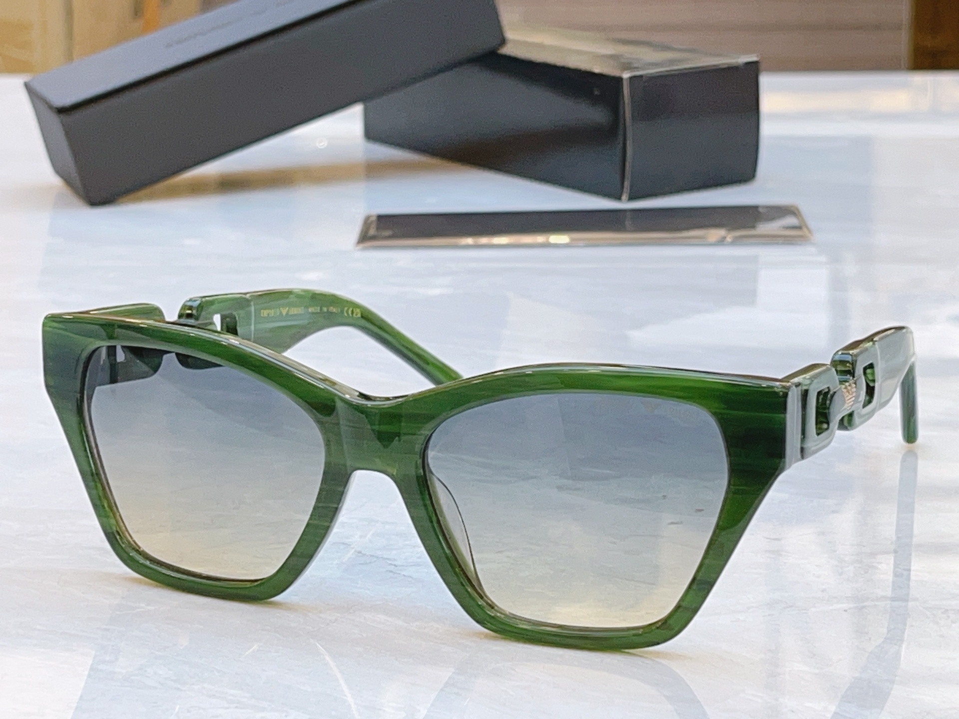 ，【EMPORIO ARMAN*】阿玛*尼新款太阳镜，MODEL：EA4203U，SIZE：56口18-