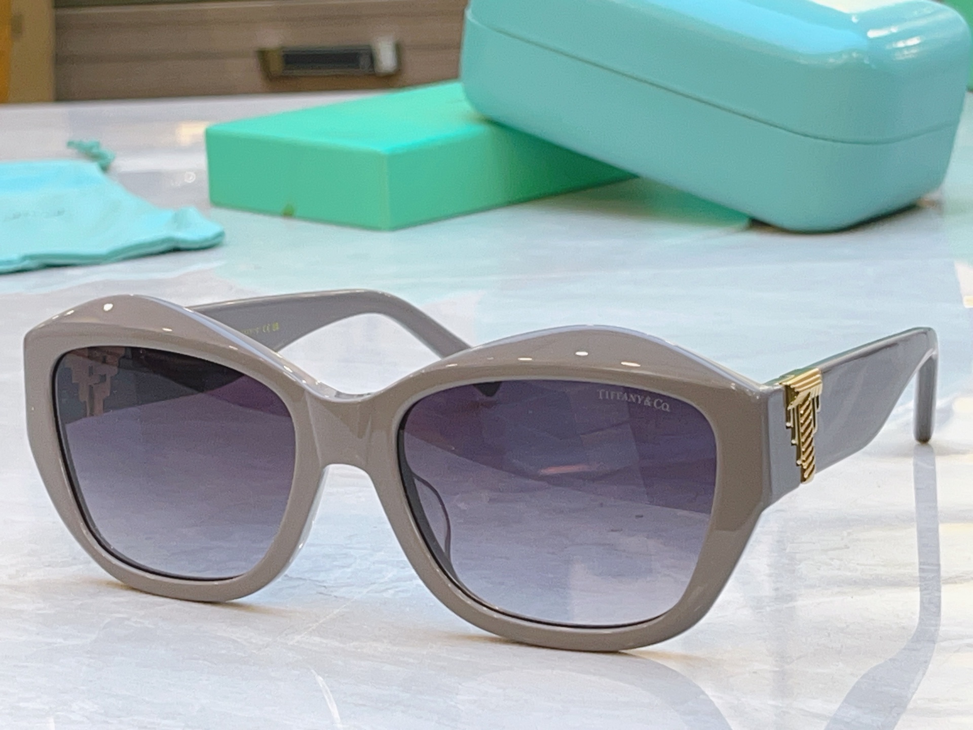 ，【Tiffany & Co.】蒂芙*尼新款太阳镜，Mod：TF4233U，Size：58口19-135