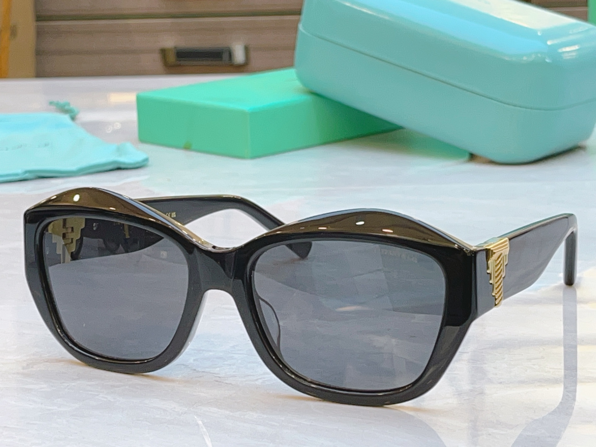 ，【Tiffany & Co.】蒂芙*尼新款太阳镜，Mod：TF4233U，Size：58口19-135