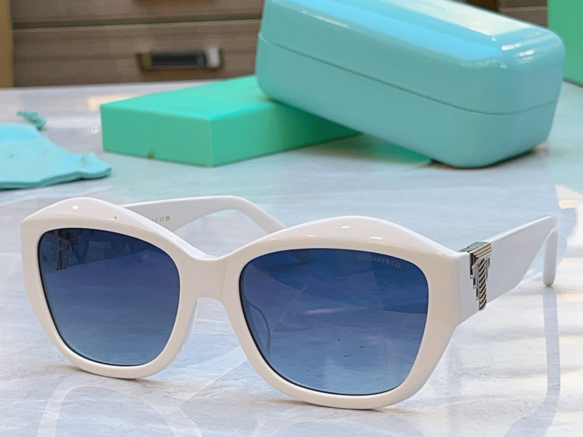 ，【Tiffany & Co.】蒂芙*尼新款太阳镜，Mod：TF4233U，Size：58口19-135