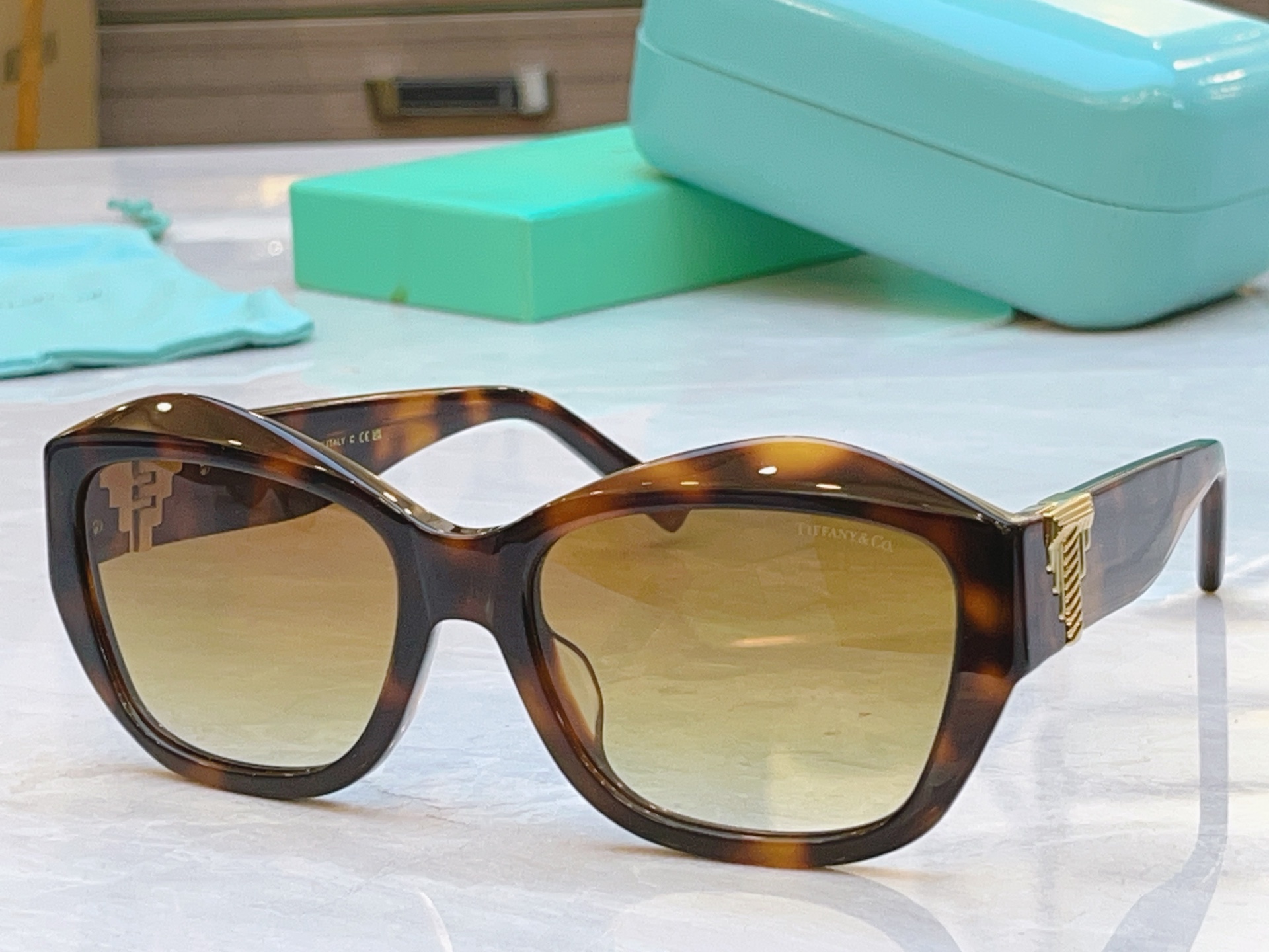 ，【Tiffany & Co.】蒂芙*尼新款太阳镜，Mod：TF4233U，Size：58口19-135