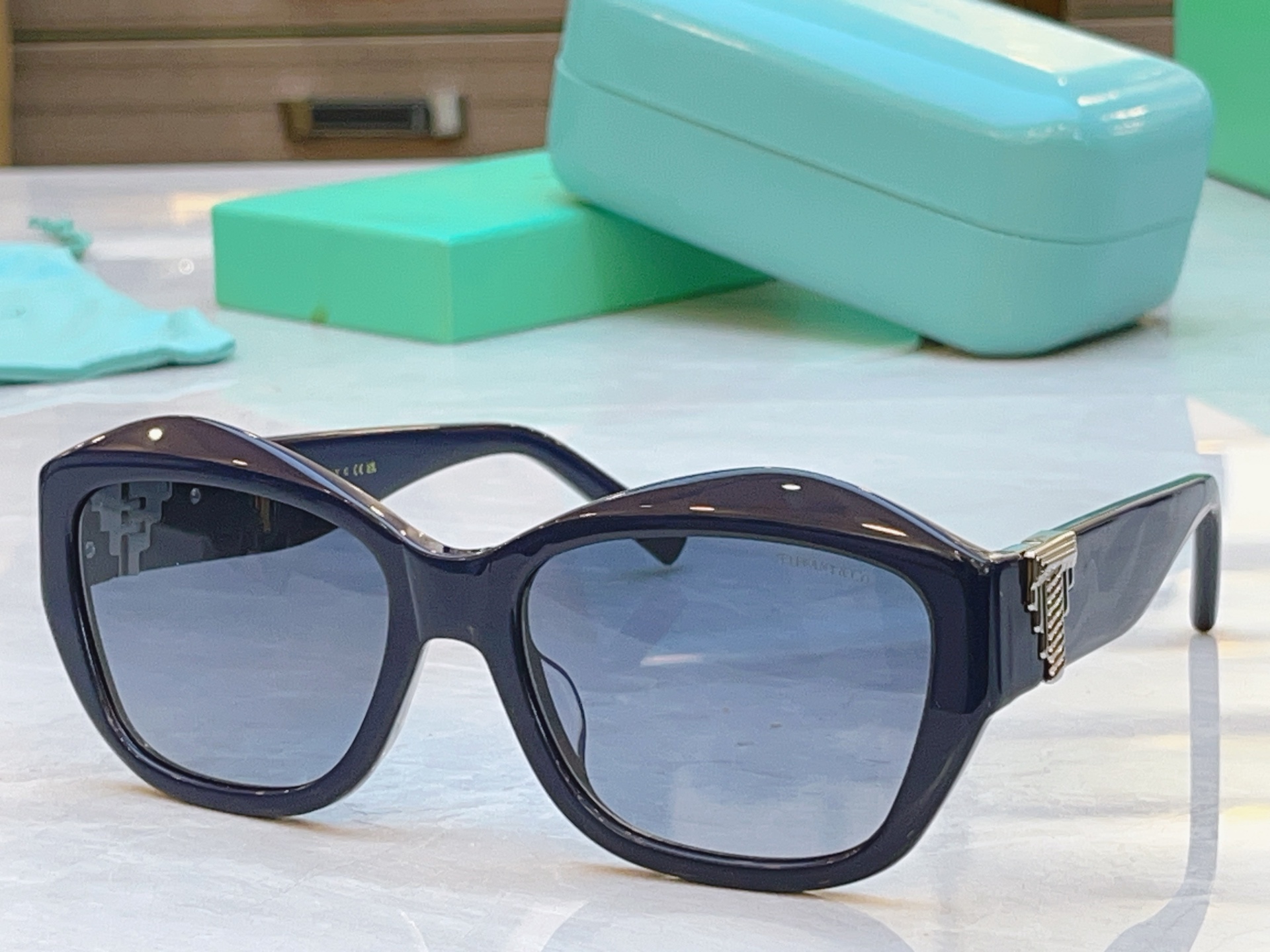 ，【Tiffany & Co.】蒂芙*尼新款太阳镜，Mod：TF4233U，Size：58口19-135