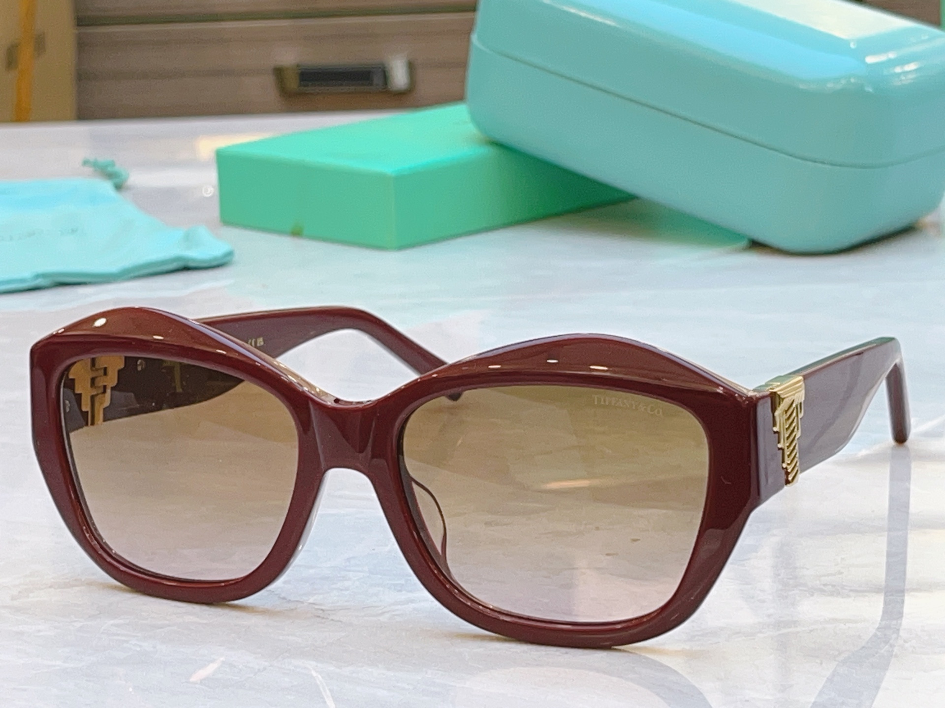 ，【Tiffany & Co.】蒂芙*尼新款太阳镜，Mod：TF4233U，Size：58口19-135