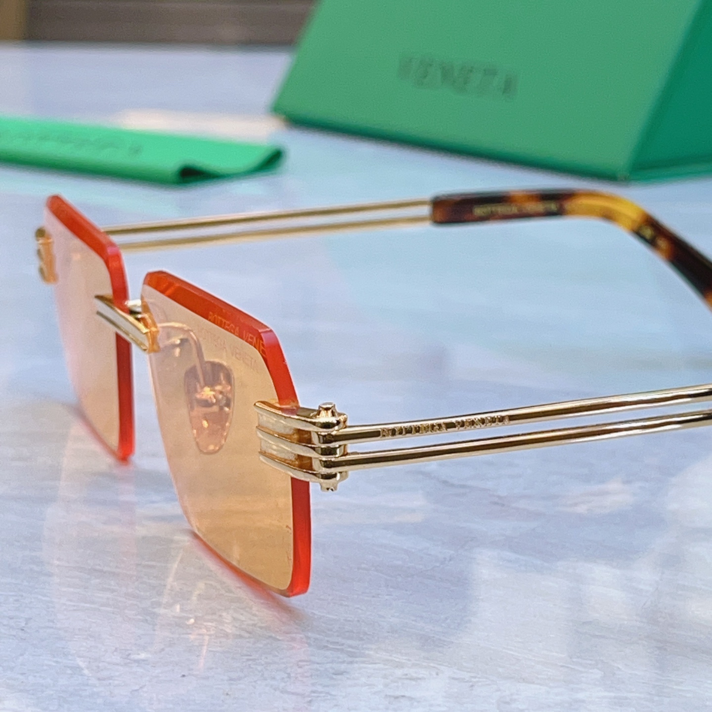 ，【BOTTEGA VENET*】宝缇*嘉新款太阳镜，MODEL：BV2347S，SIZE：57口14-