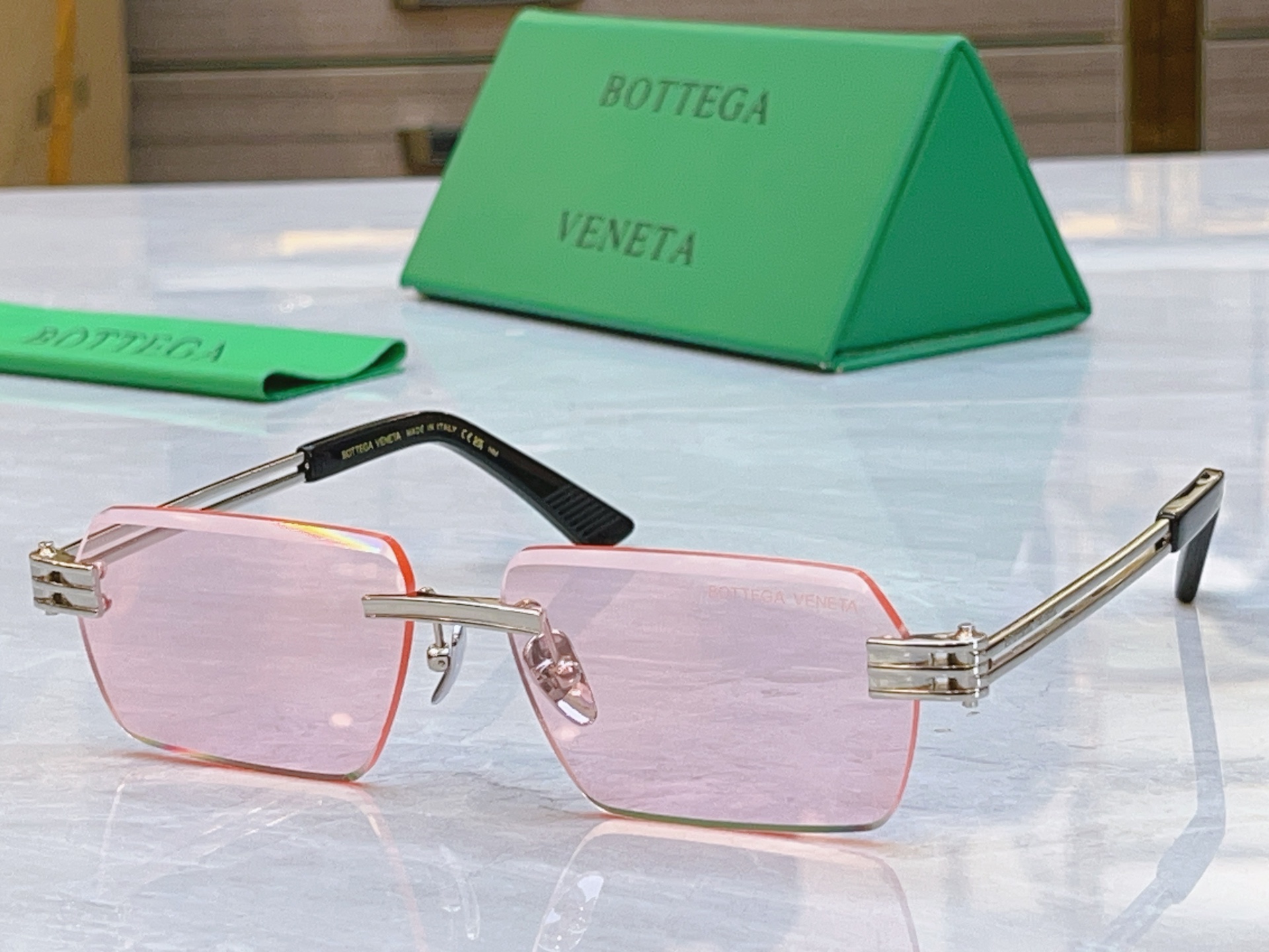 ，【BOTTEGA VENET*】宝缇*嘉新款太阳镜，MODEL：BV2347S，SIZE：57口14-