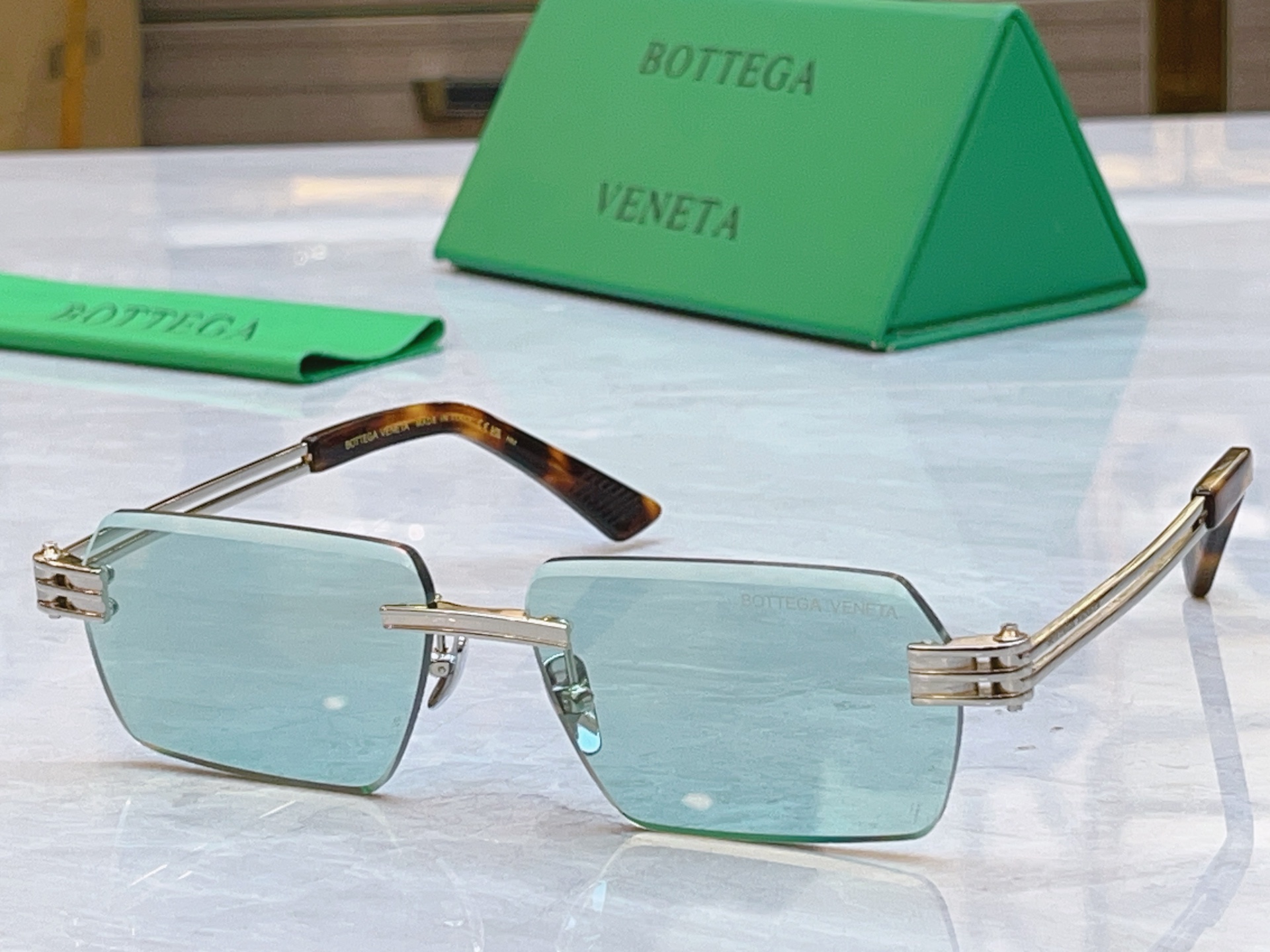 ，【BOTTEGA VENET*】宝缇*嘉新款太阳镜，MODEL：BV2347S，SIZE：57口14-