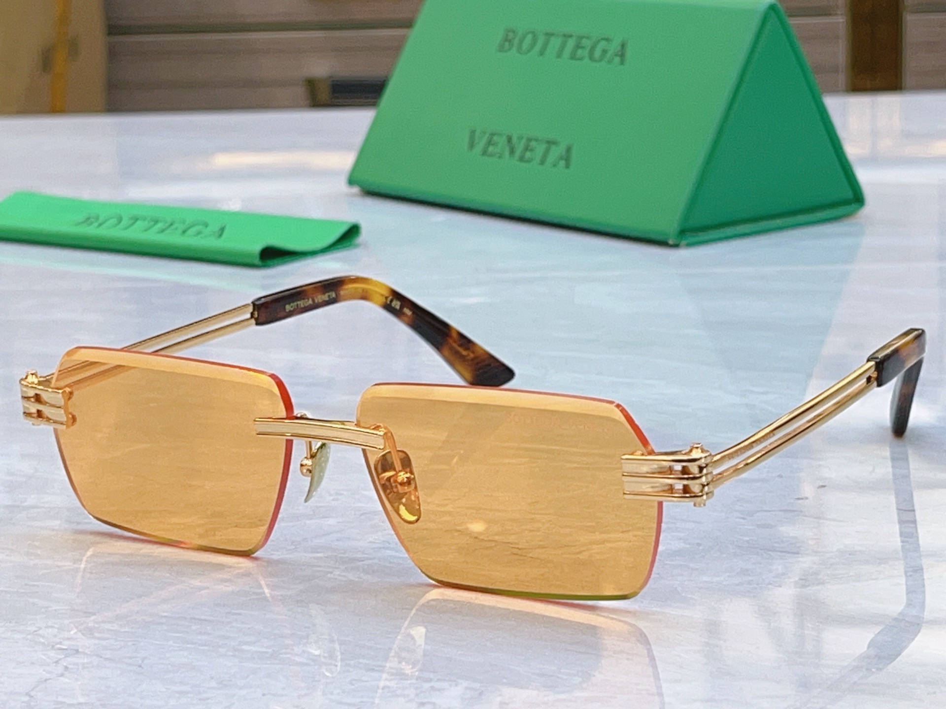 ，【BOTTEGA VENET*】宝缇*嘉新款太阳镜，MODEL：BV2347S，SIZE：57口14-