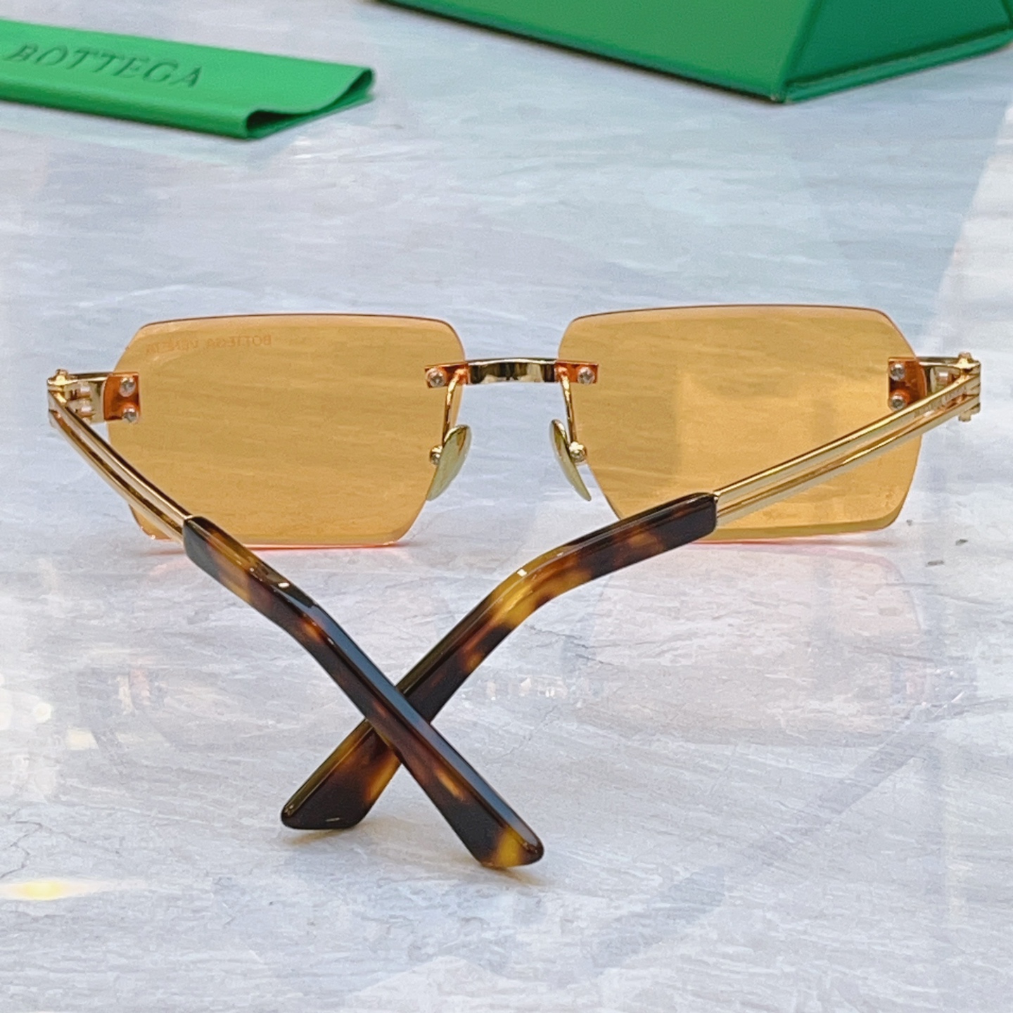 ，【BOTTEGA VENET*】宝缇*嘉新款太阳镜，MODEL：BV2347S，SIZE：57口14-