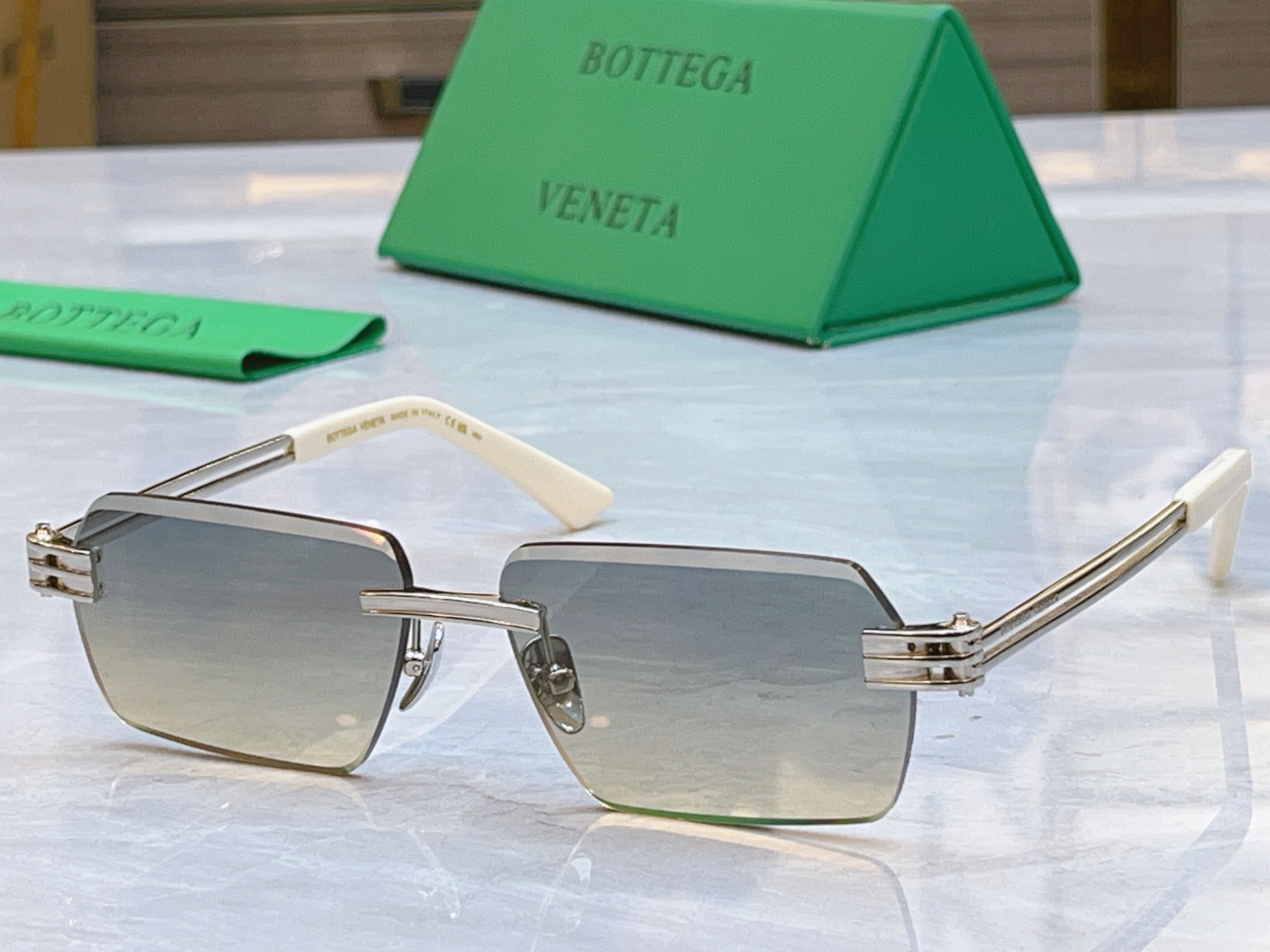，【BOTTEGA VENET*】宝缇*嘉新款太阳镜，MODEL：BV2347S，SIZE：57口14-
