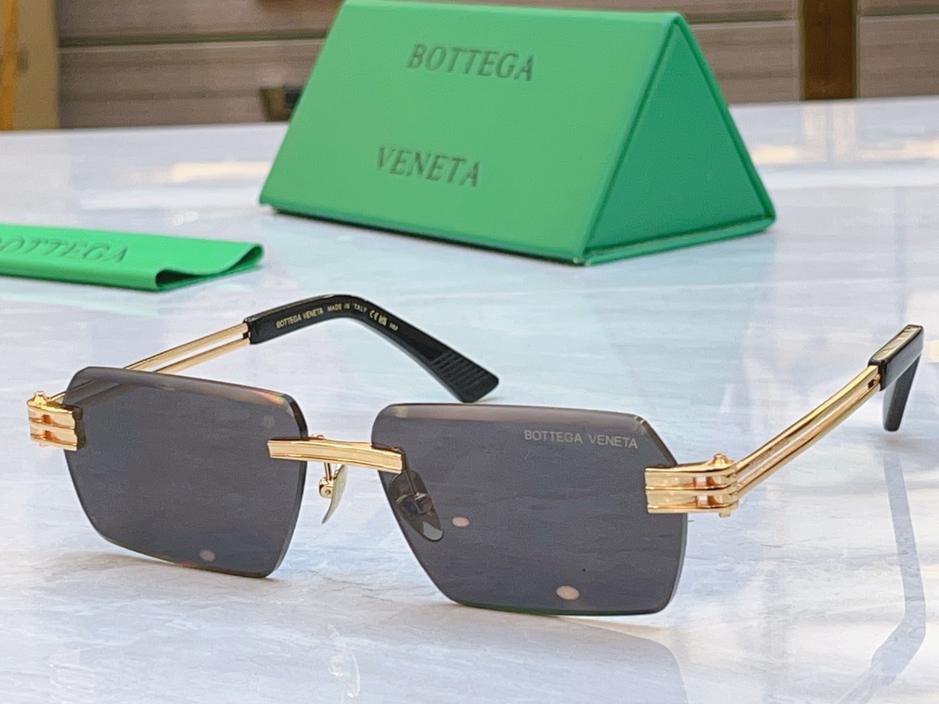 ，【BOTTEGA VENET*】宝缇*嘉新款太阳镜，MODEL：BV2347S，SIZE：57口14-