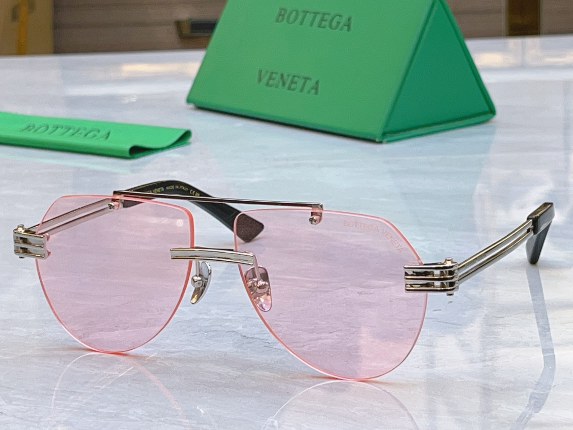 ，【BOTTEGA VENET*】宝缇*嘉新款太阳镜，MODEL：BV1342S，SIZE：57口14-