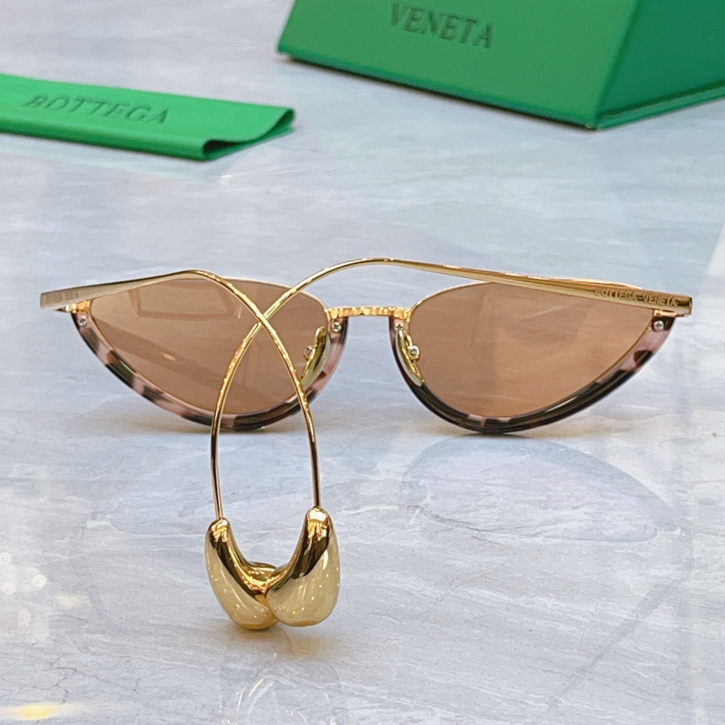 ，【BOTTEGA VENET*】宝缇*嘉新款太阳镜，MODEL：BV1700LA，SIZE：55口17