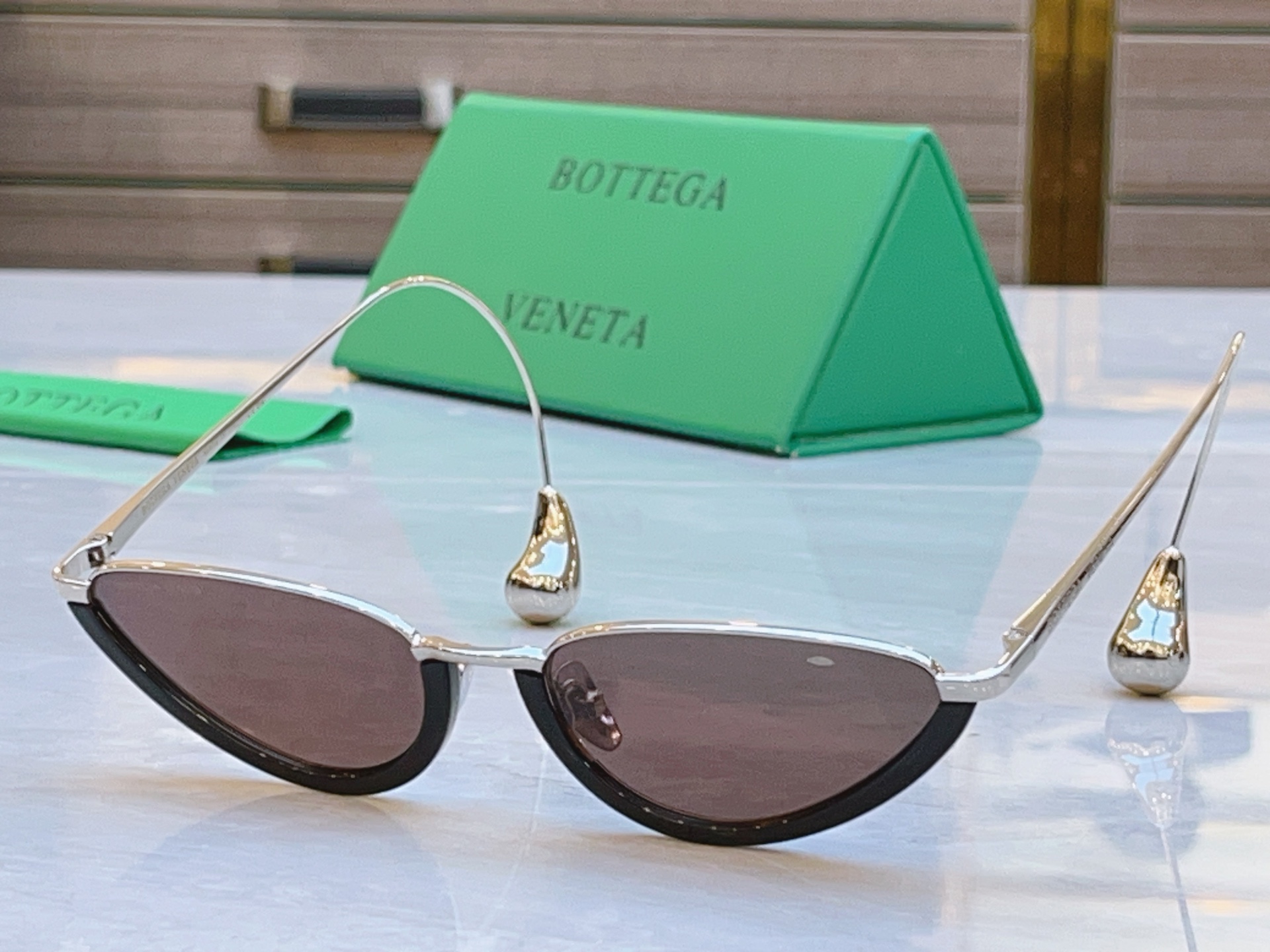 ，【BOTTEGA VENET*】宝缇*嘉新款太阳镜，MODEL：BV1700LA，SIZE：55口17