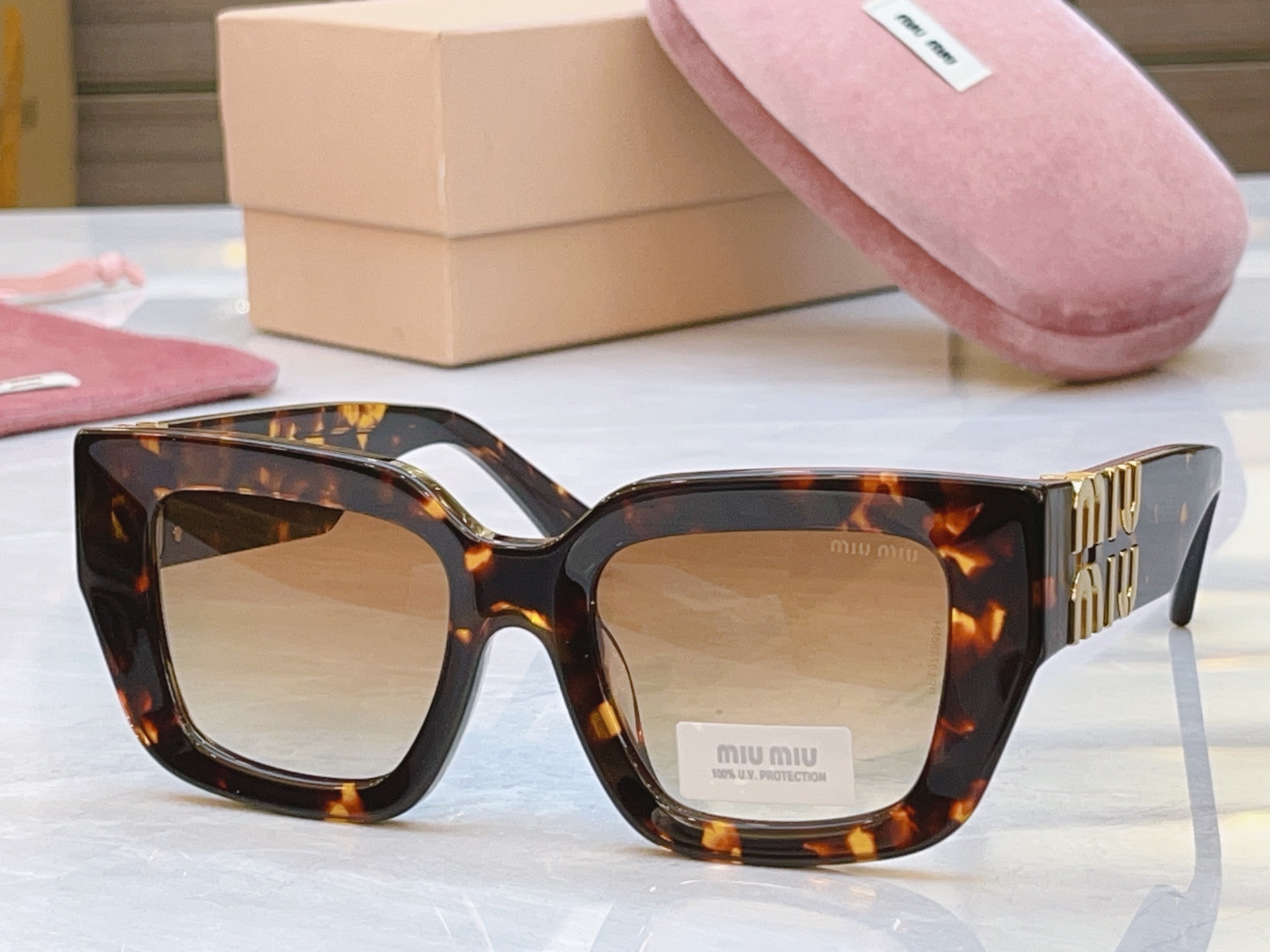 ，【MIUMI*】缪*缪新款太阳镜🕶️，Mod:SMU B05-F，SIZE:51口20-135