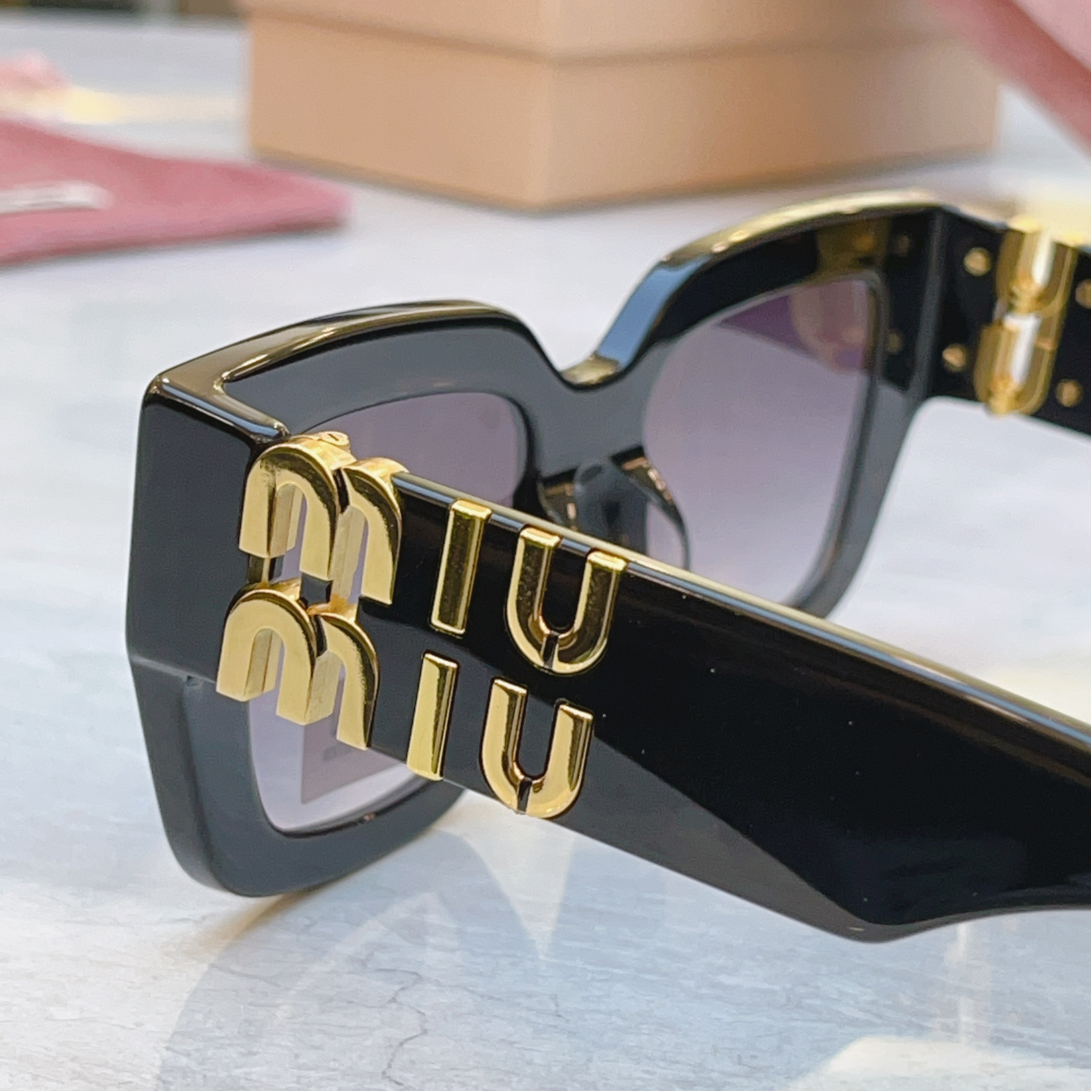 ，【MIUMI*】缪*缪新款太阳镜🕶️，Mod:SMU B05-F，SIZE:51口20-135