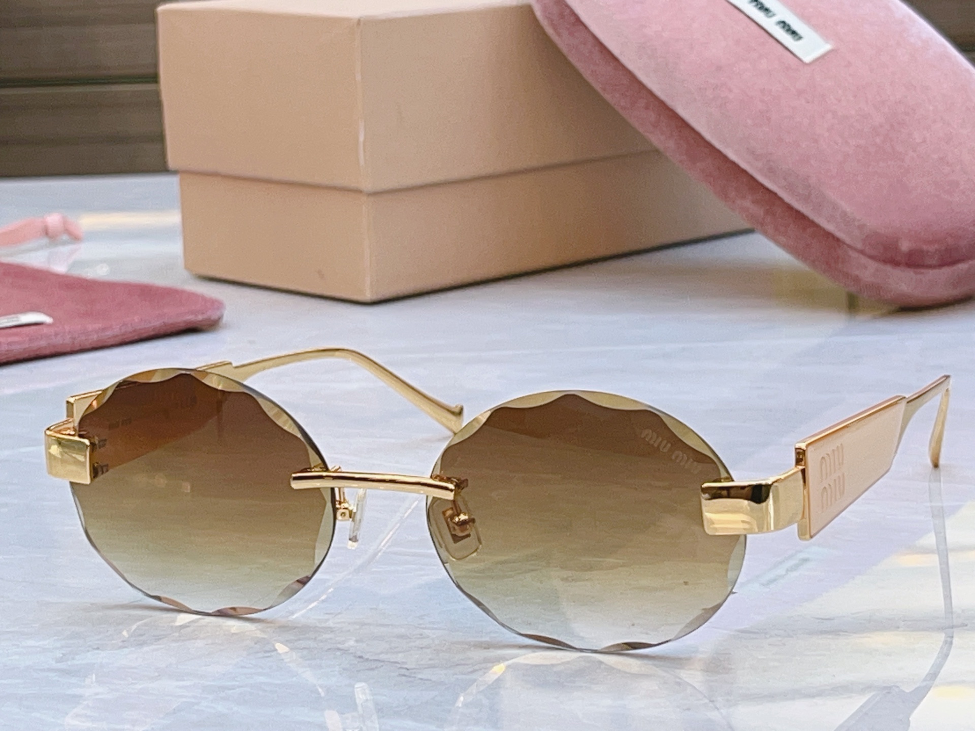 ，【MIUMI*】缪*缪新款太阳镜🕶️，Mod:MU 1712LV，SIZE:57口18-145