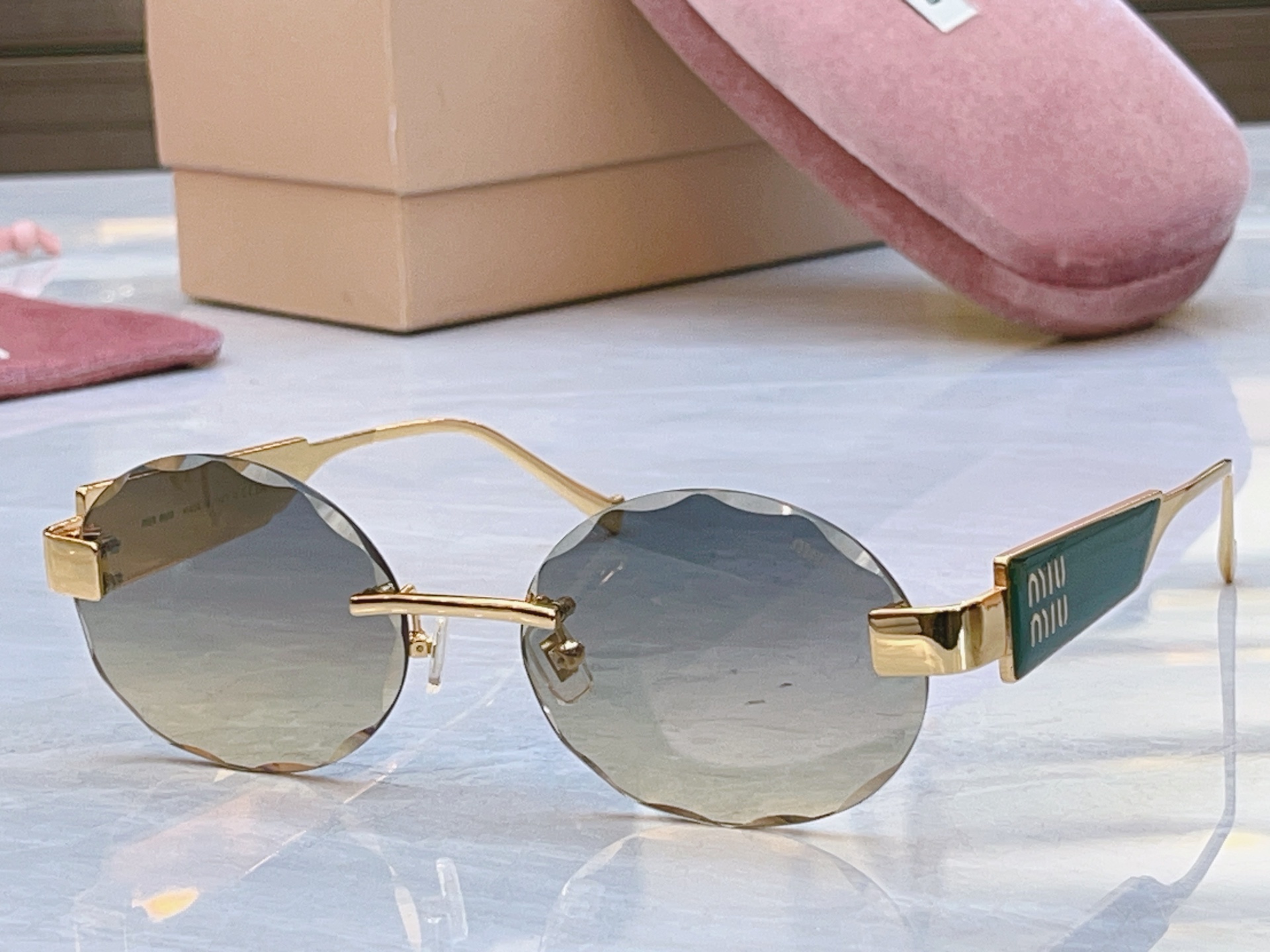 ，【MIUMI*】缪*缪新款太阳镜🕶️，Mod:MU 1712LV，SIZE:57口18-145