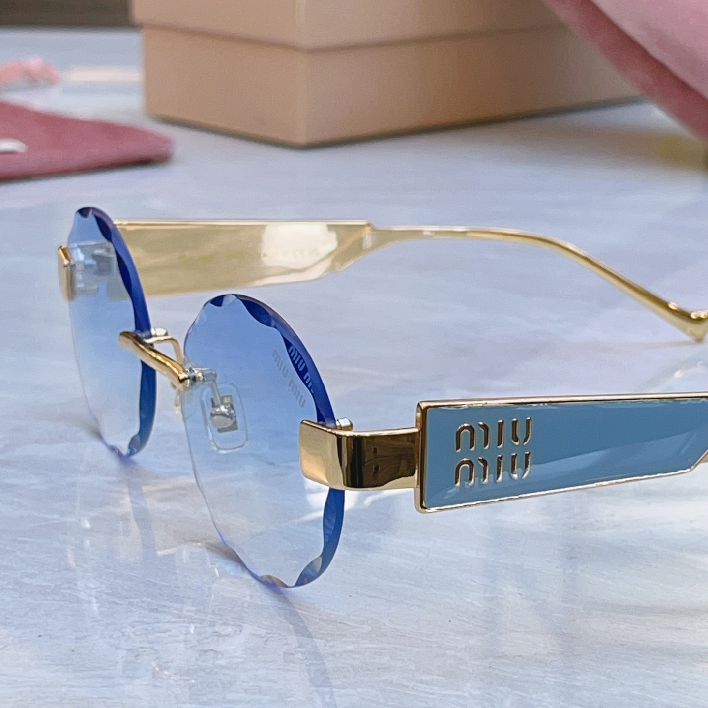 ，【MIUMI*】缪*缪新款太阳镜🕶️，Mod:MU 1712LV，SIZE:57口18-145