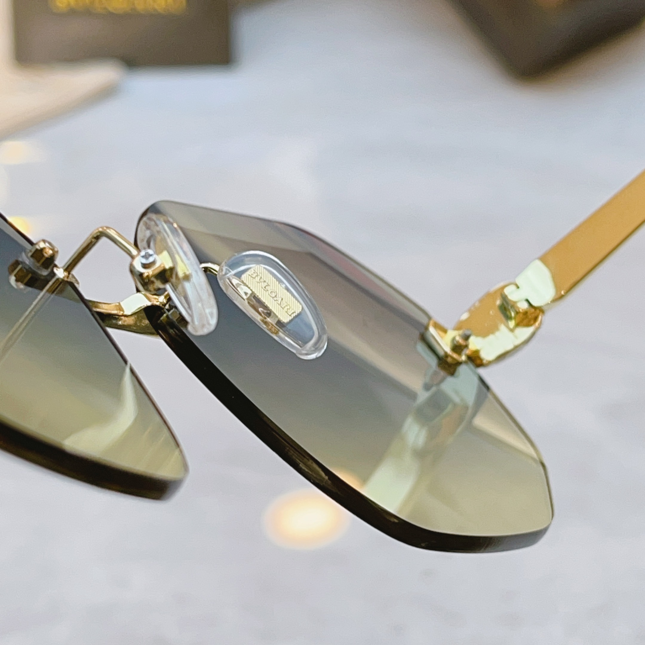 ，【BVLGA*】宝格*丽新款太阳镜，MODEL：BV 40108，SIZE：59口15-140