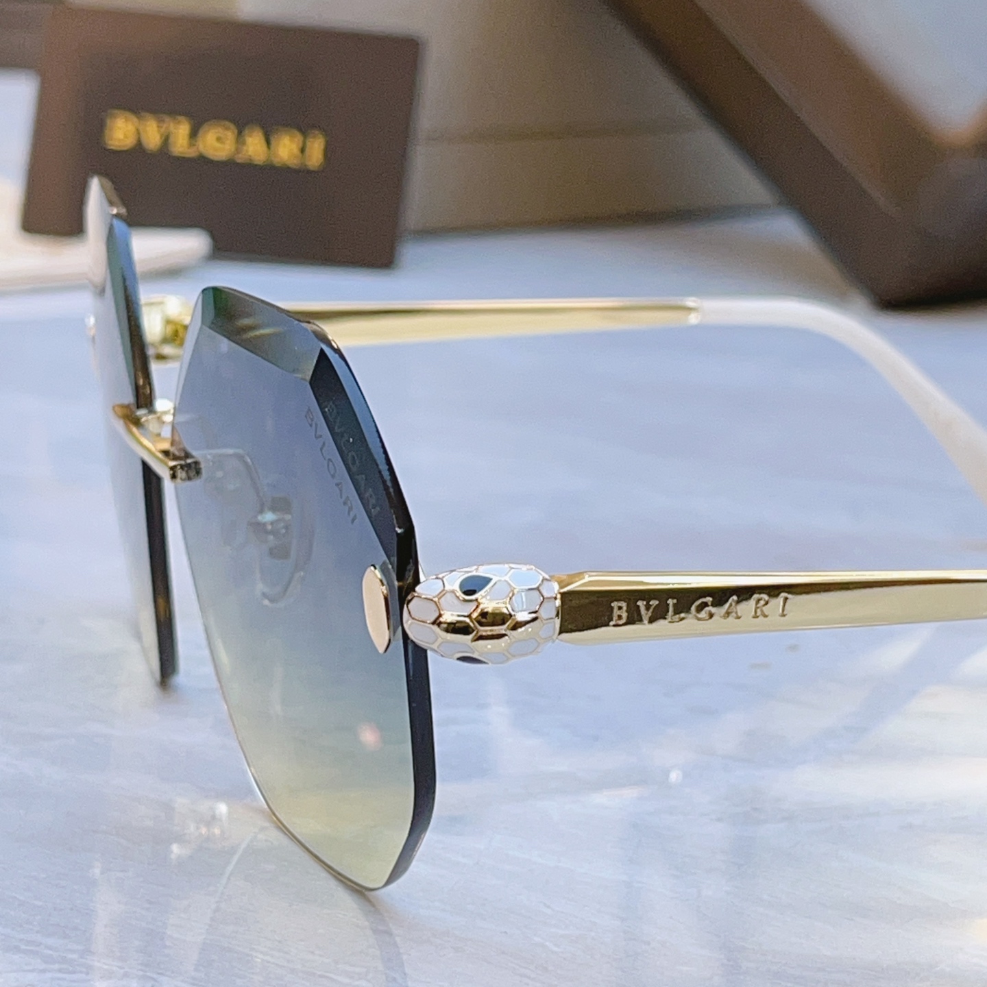 ，【BVLGA*】宝格*丽新款太阳镜，MODEL：BV 40108，SIZE：59口15-140