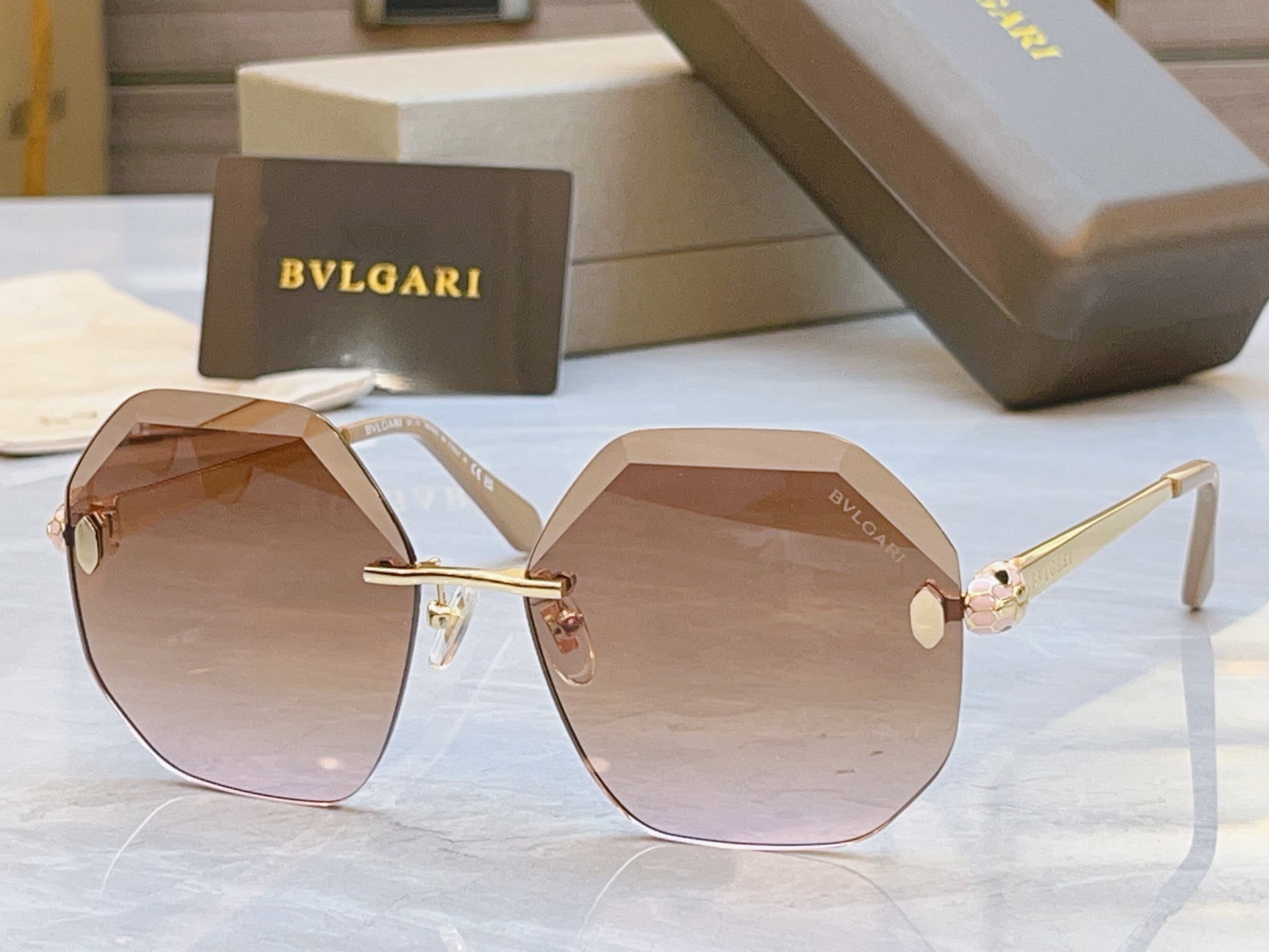 ，【BVLGA*】宝格*丽新款太阳镜，MODEL：BV 40108，SIZE：59口15-140