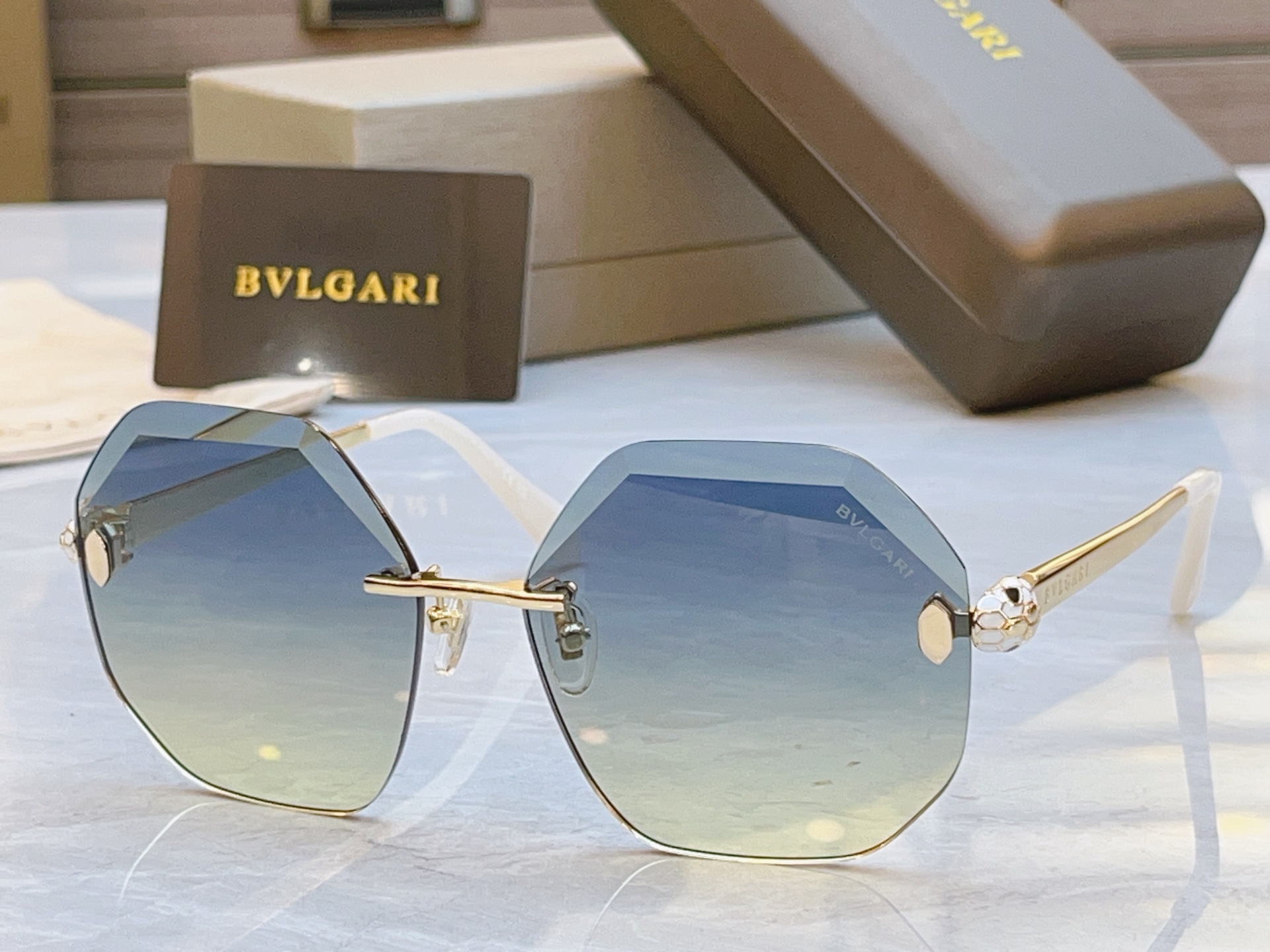 ，【BVLGA*】宝格*丽新款太阳镜，MODEL：BV 40108，SIZE：59口15-140