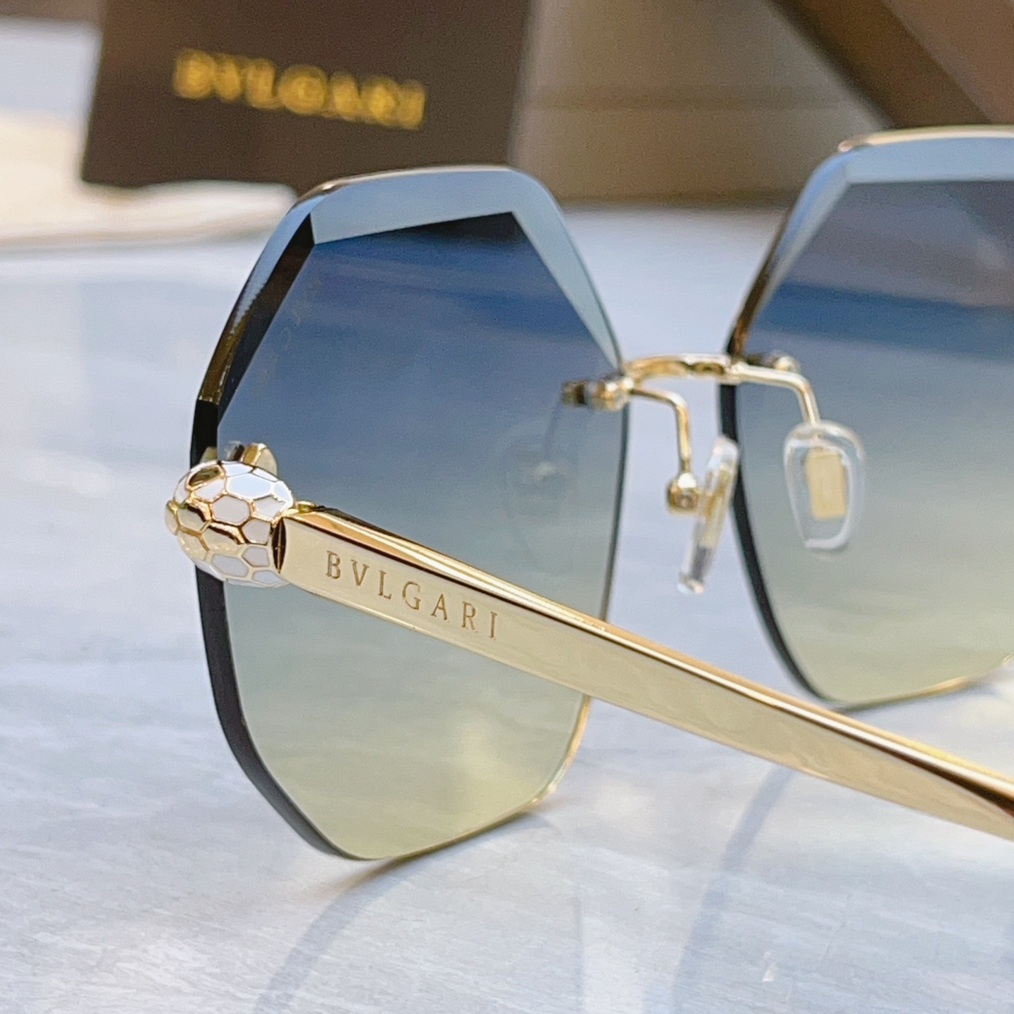 ，【BVLGA*】宝格*丽新款太阳镜，MODEL：BV 40108，SIZE：59口15-140