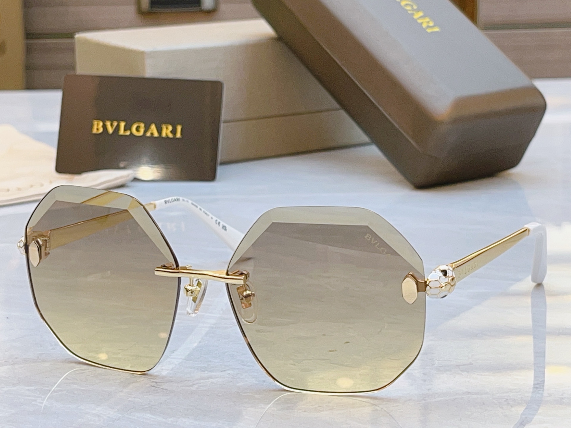 ，【BVLGA*】宝格*丽新款太阳镜，MODEL：BV 40108，SIZE：59口15-140