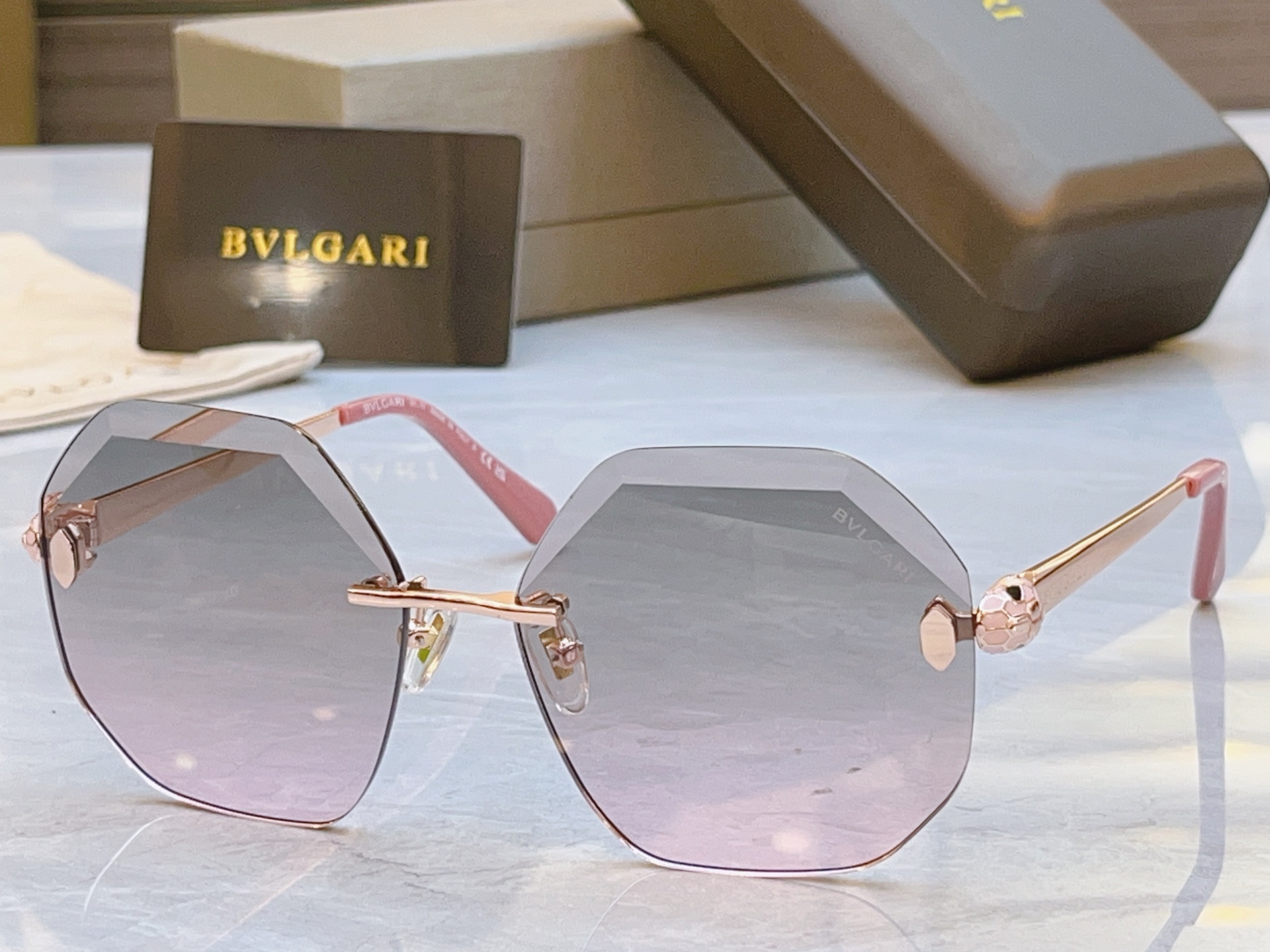 ，【BVLGA*】宝格*丽新款太阳镜，MODEL：BV 40108，SIZE：59口15-140