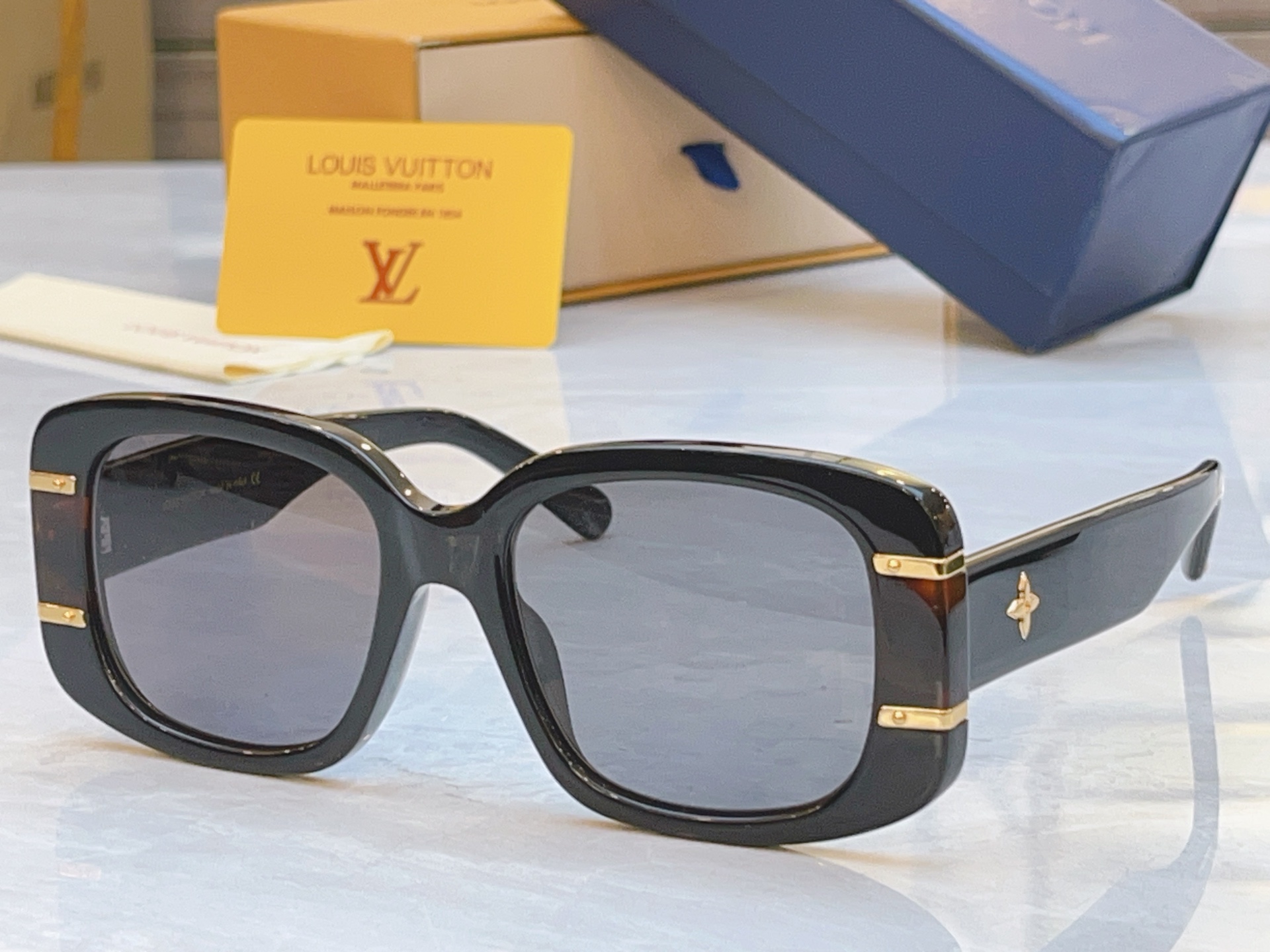 ，【LOUIS VUITTO*】路易*威登新款太阳镜，MODEL：Z2968W，SIZE：53口18-1