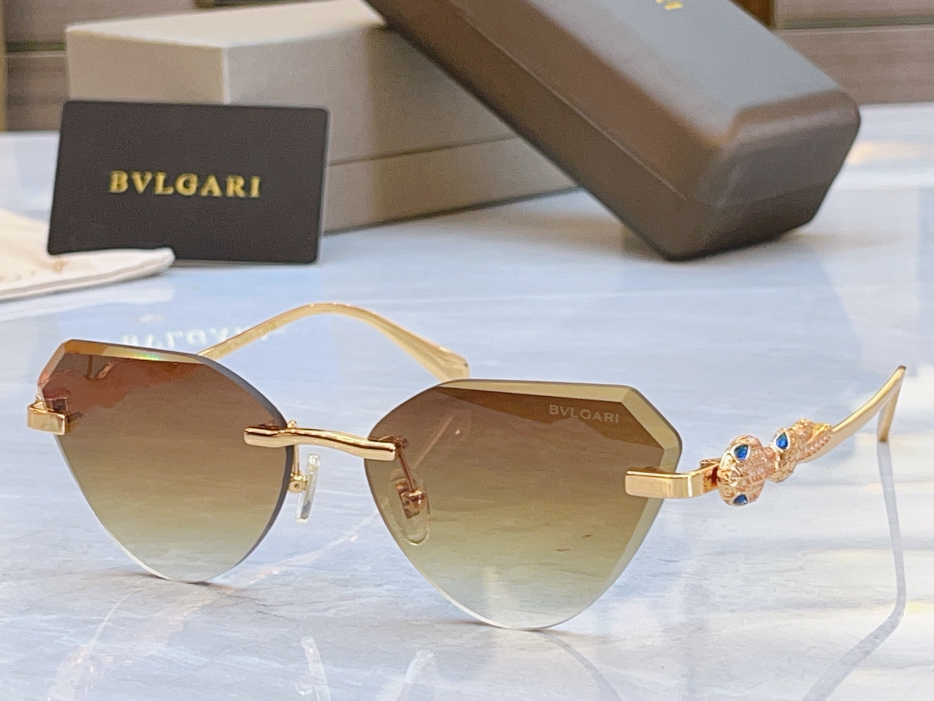 ，【BVLGA*】宝格*丽新款太阳镜，MODEL：BV 1811LU，SIZE：57口16-145