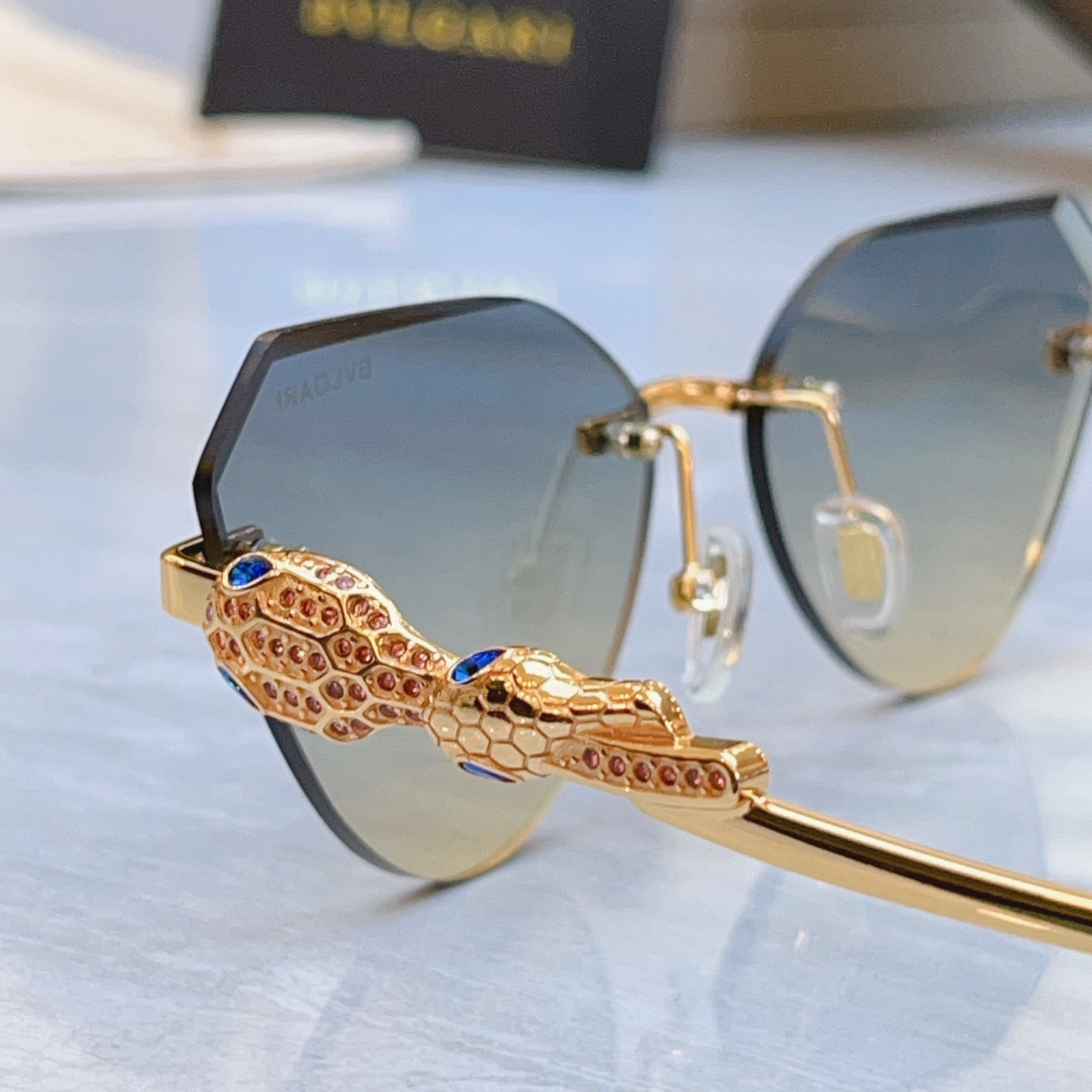 ，【BVLGA*】宝格*丽新款太阳镜，MODEL：BV 1811LU，SIZE：57口16-145