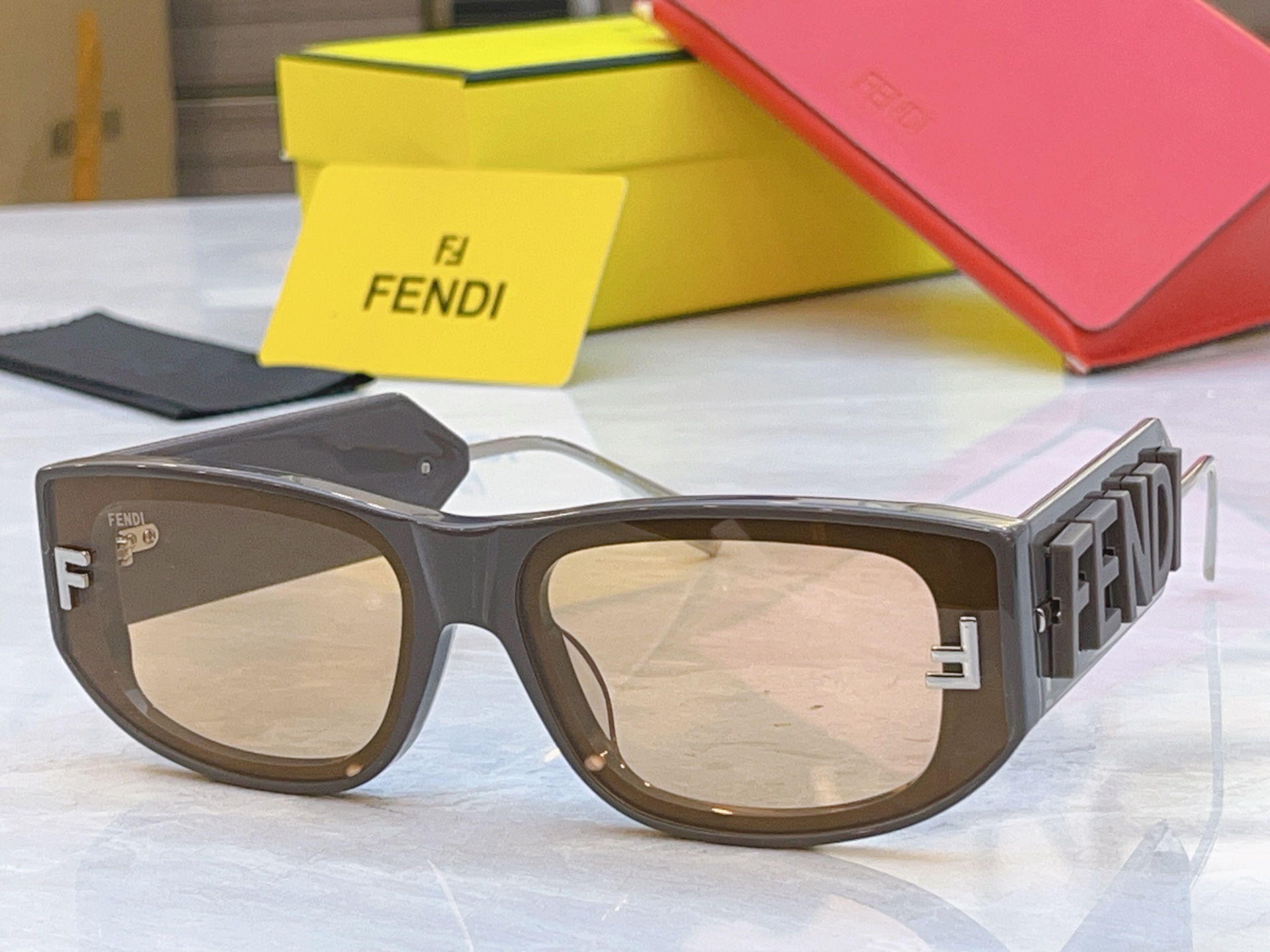 ，【FEN*】芬*迪新款太阳镜🕶️，MODEL：FE4090，SIZE：55口20-145