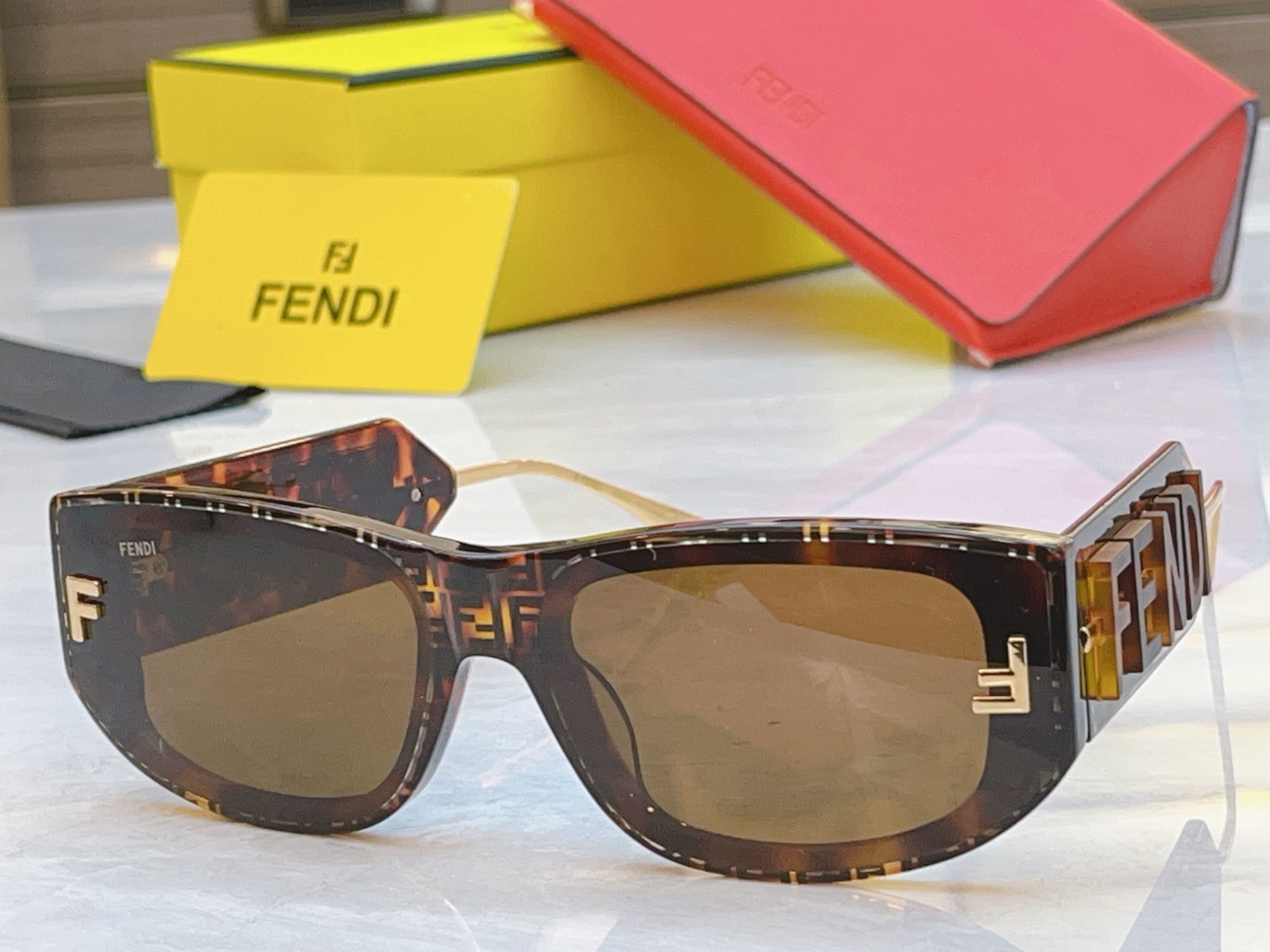 ，【FEN*】芬*迪新款太阳镜🕶️，MODEL：FE4090，SIZE：55口20-145