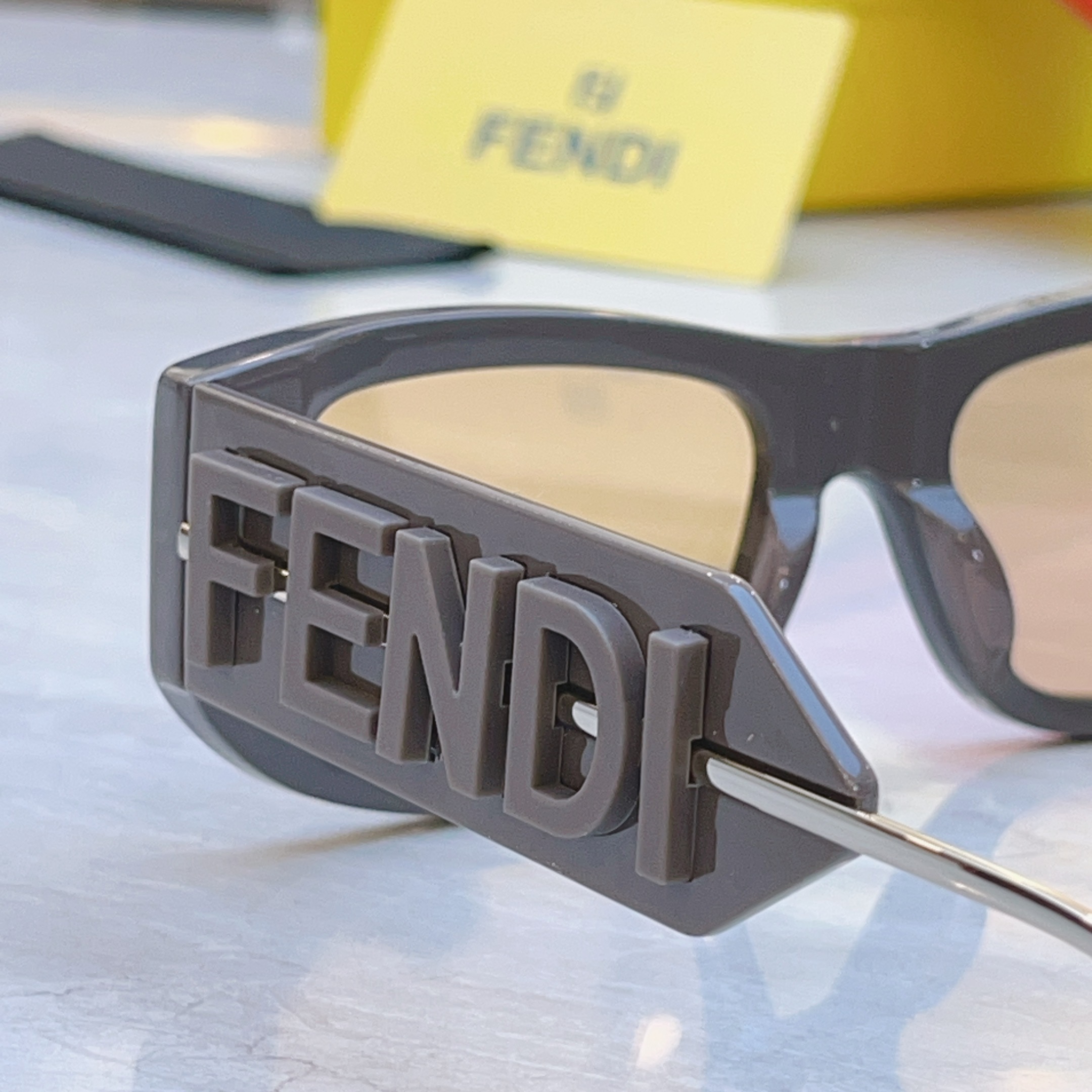 ，【FEN*】芬*迪新款太阳镜🕶️，MODEL：FE4090，SIZE：55口20-145