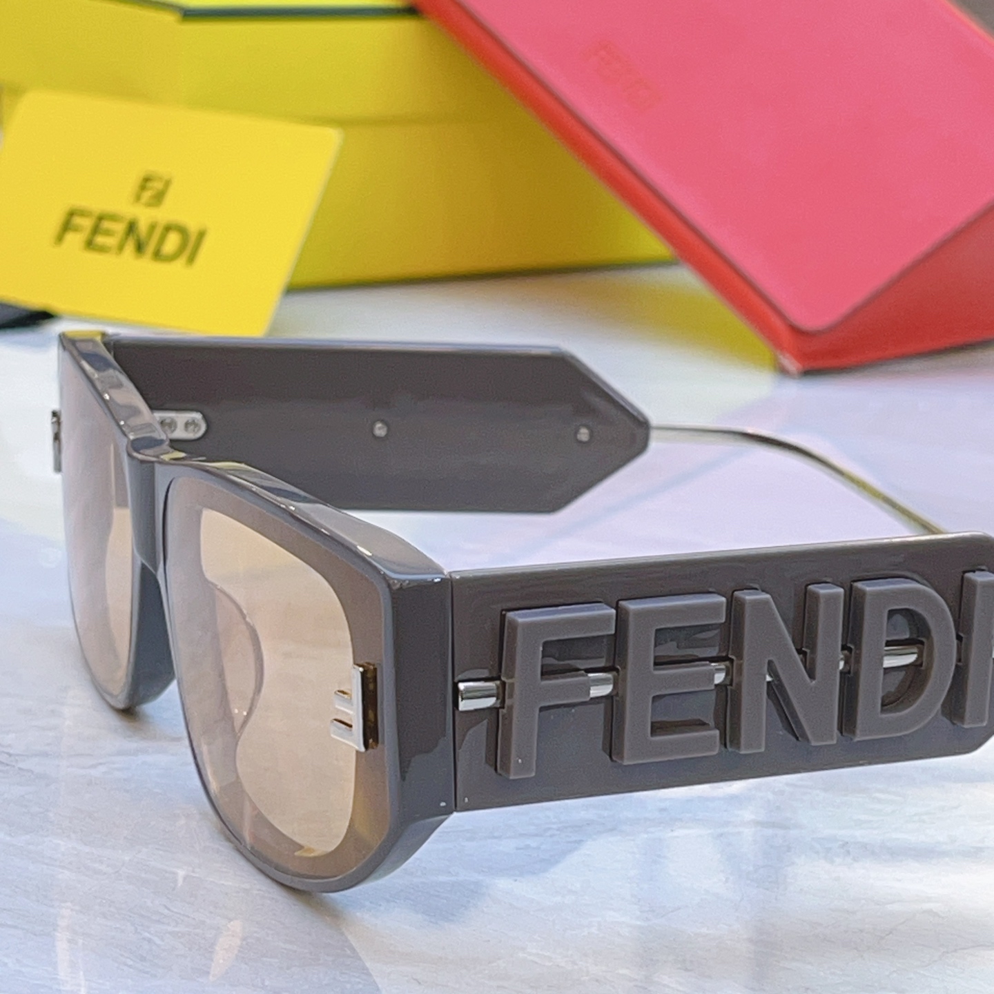 ，【FEN*】芬*迪新款太阳镜🕶️，MODEL：FE4090，SIZE：55口20-145