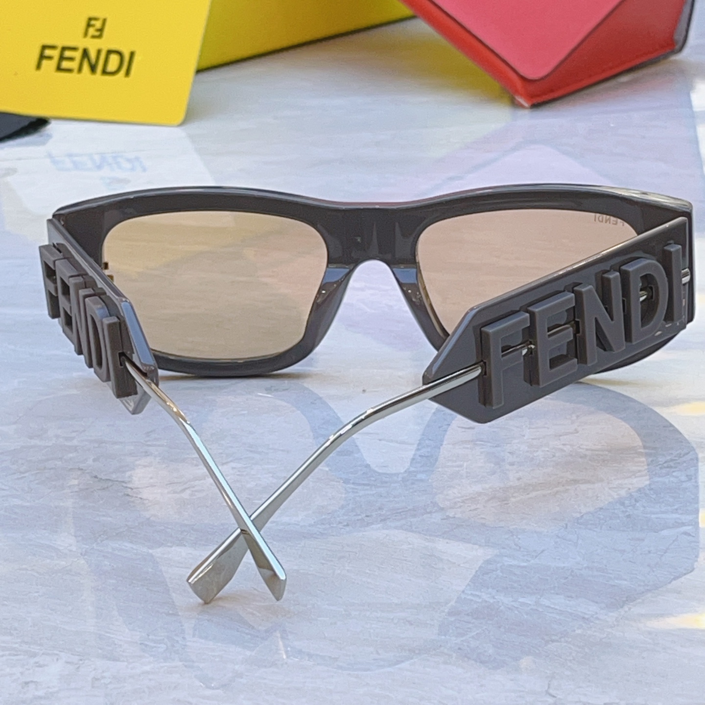 ，【FEN*】芬*迪新款太阳镜🕶️，MODEL：FE4090，SIZE：55口20-145
