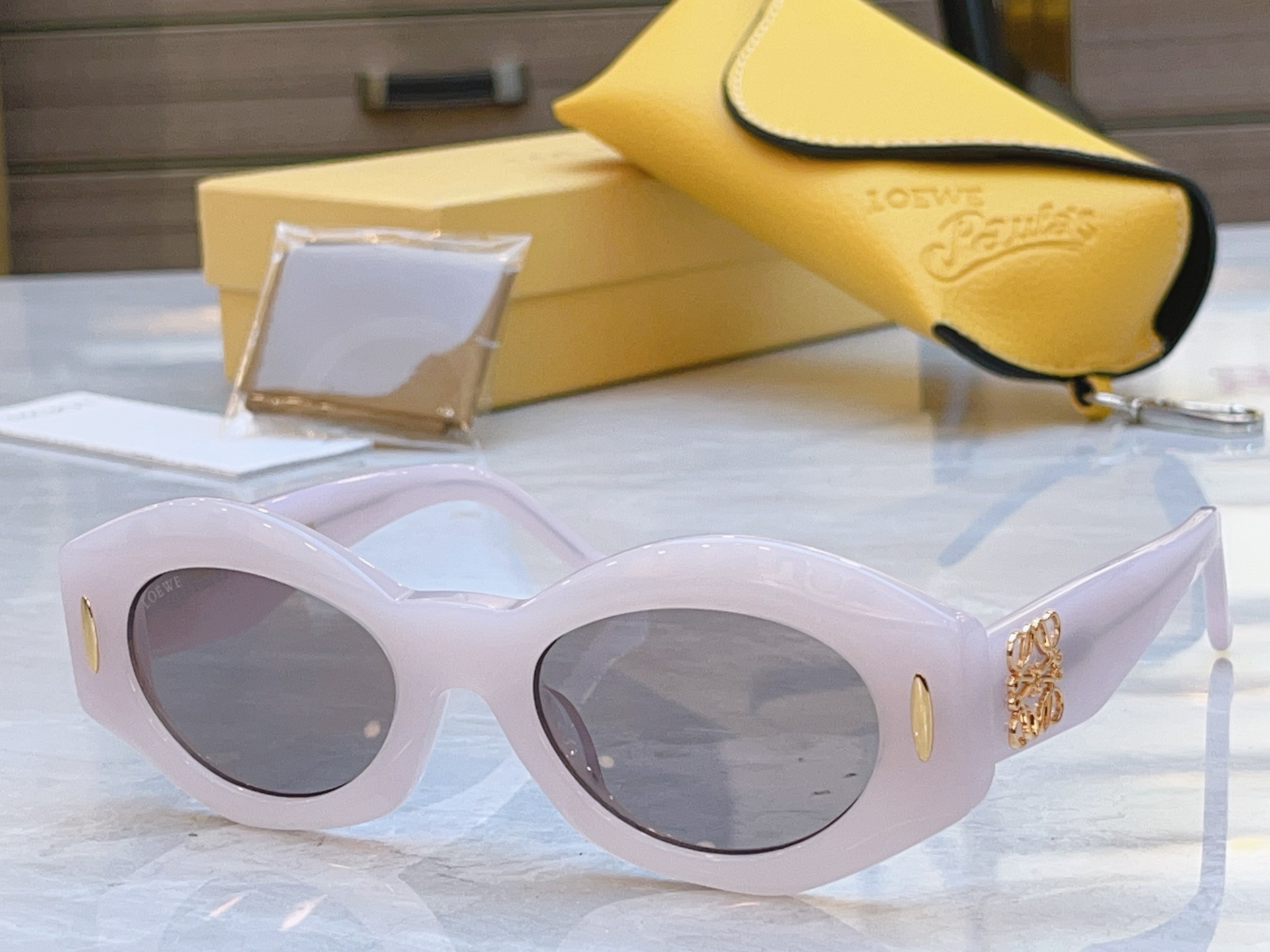 ，【LOEW*】罗意*威新款太阳镜，MODEL：LW5097S，SIZE：52口21-145
