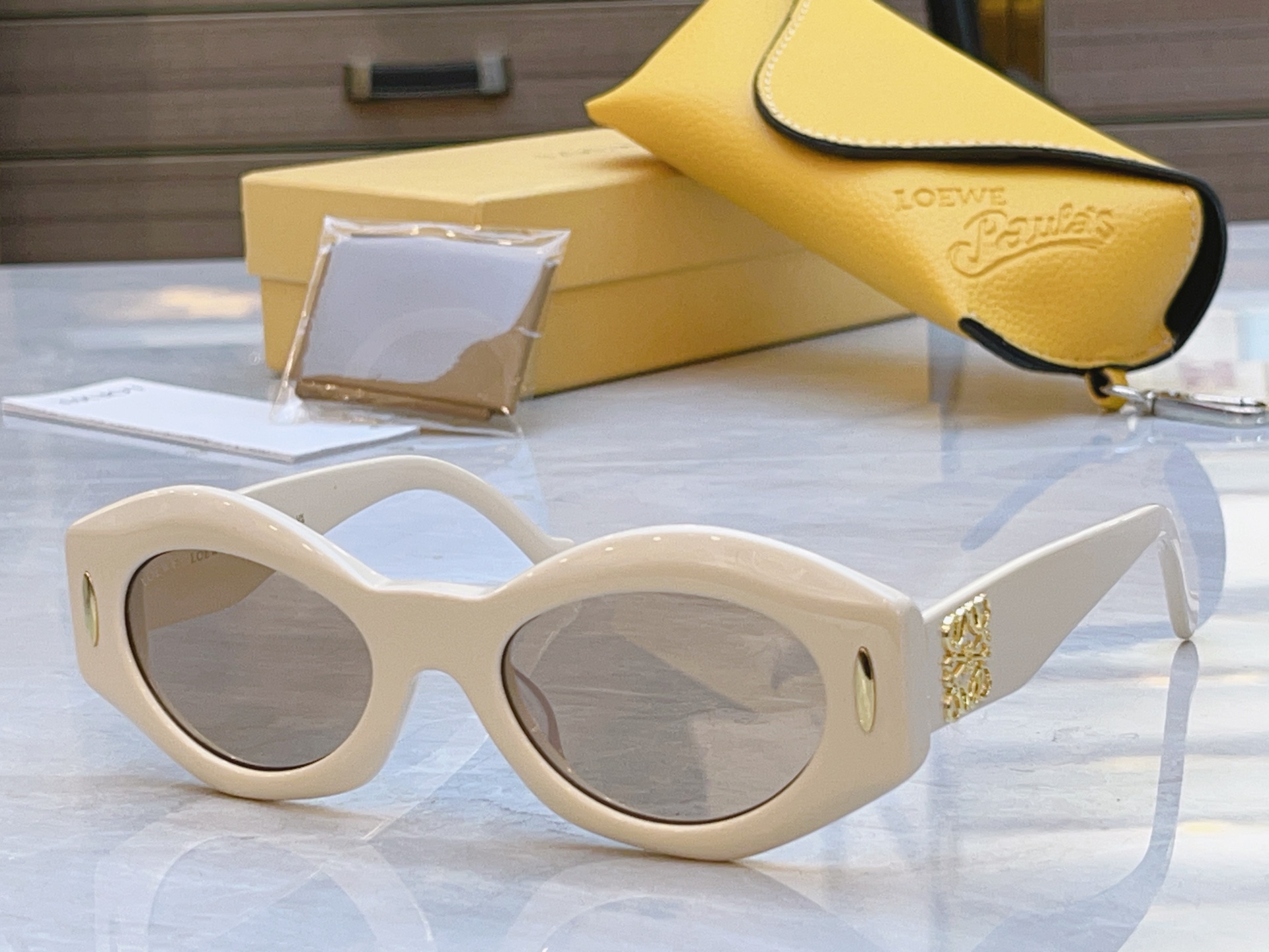 ，【LOEW*】罗意*威新款太阳镜，MODEL：LW5097S，SIZE：52口21-145