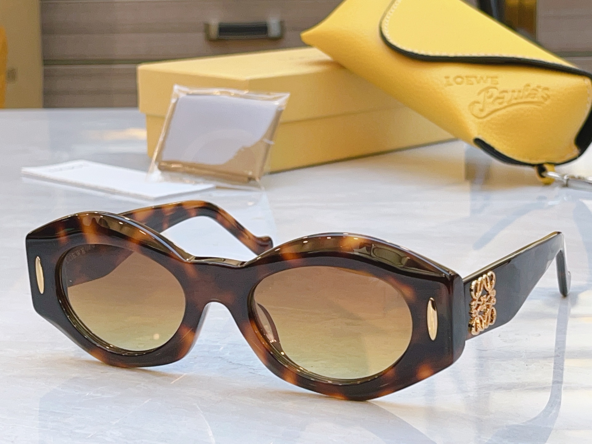 ，【LOEW*】罗意*威新款太阳镜，MODEL：LW5097S，SIZE：52口21-145