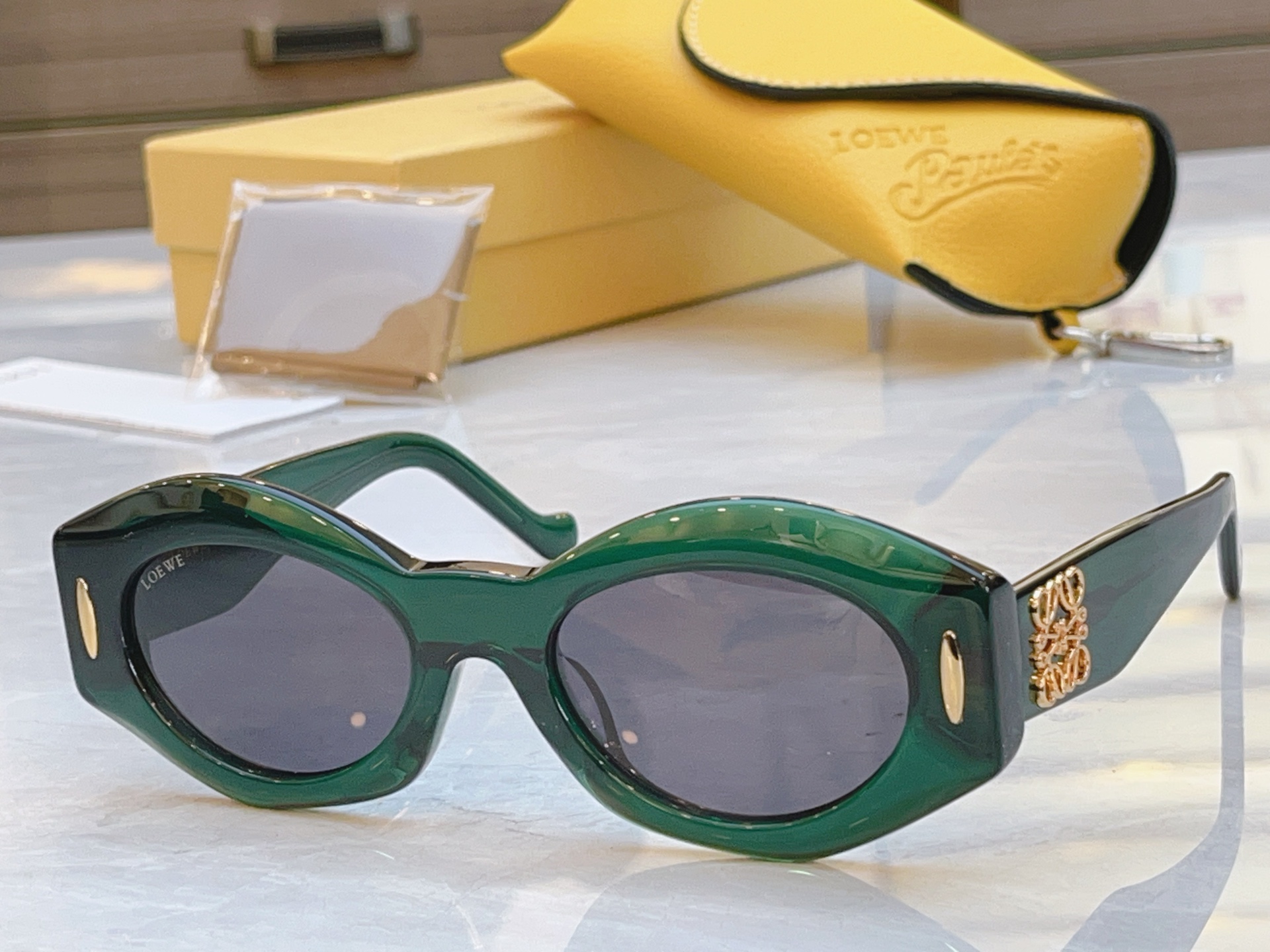 ，【LOEW*】罗意*威新款太阳镜，MODEL：LW5097S，SIZE：52口21-145