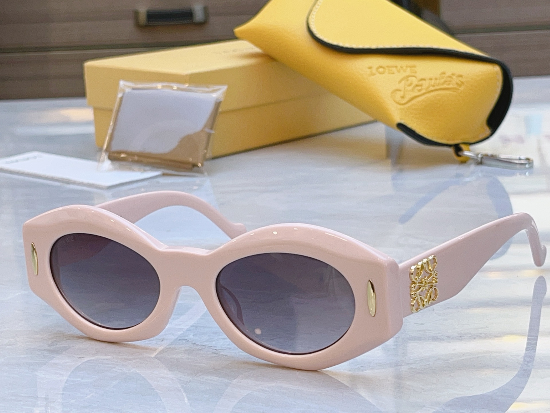 ，【LOEW*】罗意*威新款太阳镜，MODEL：LW5097S，SIZE：52口21-145
