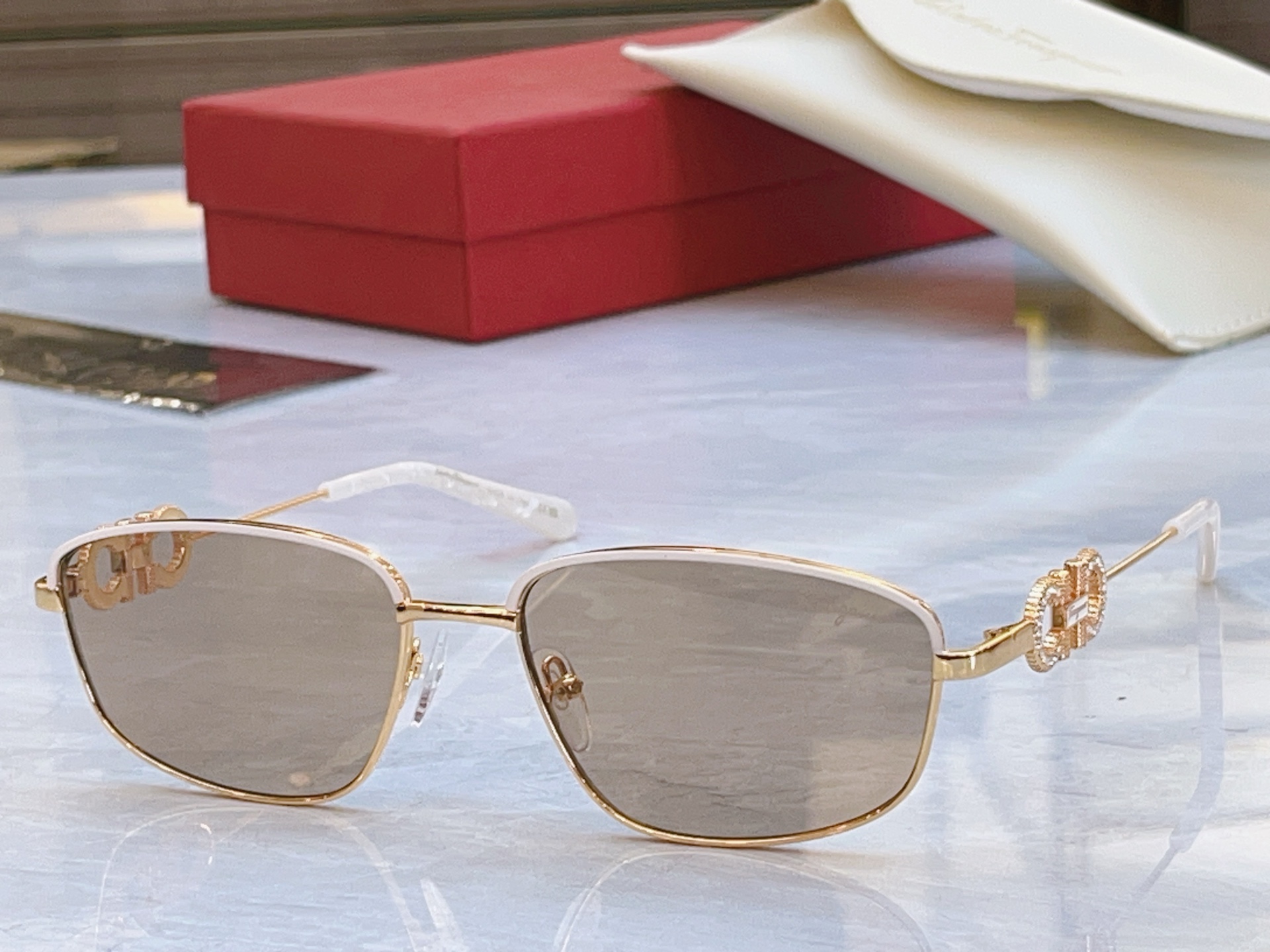 ，【Salvatore ferragam*】 菲拉*格慕 新款眼镜架，MODEL：SF1681L，SIZ