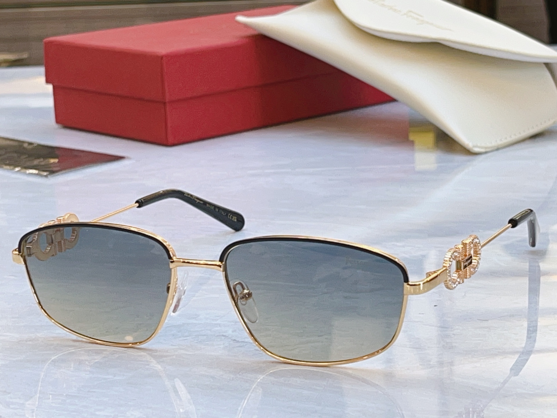 ，【Salvatore ferragam*】 菲拉*格慕 新款眼镜架，MODEL：SF1681L，SIZ