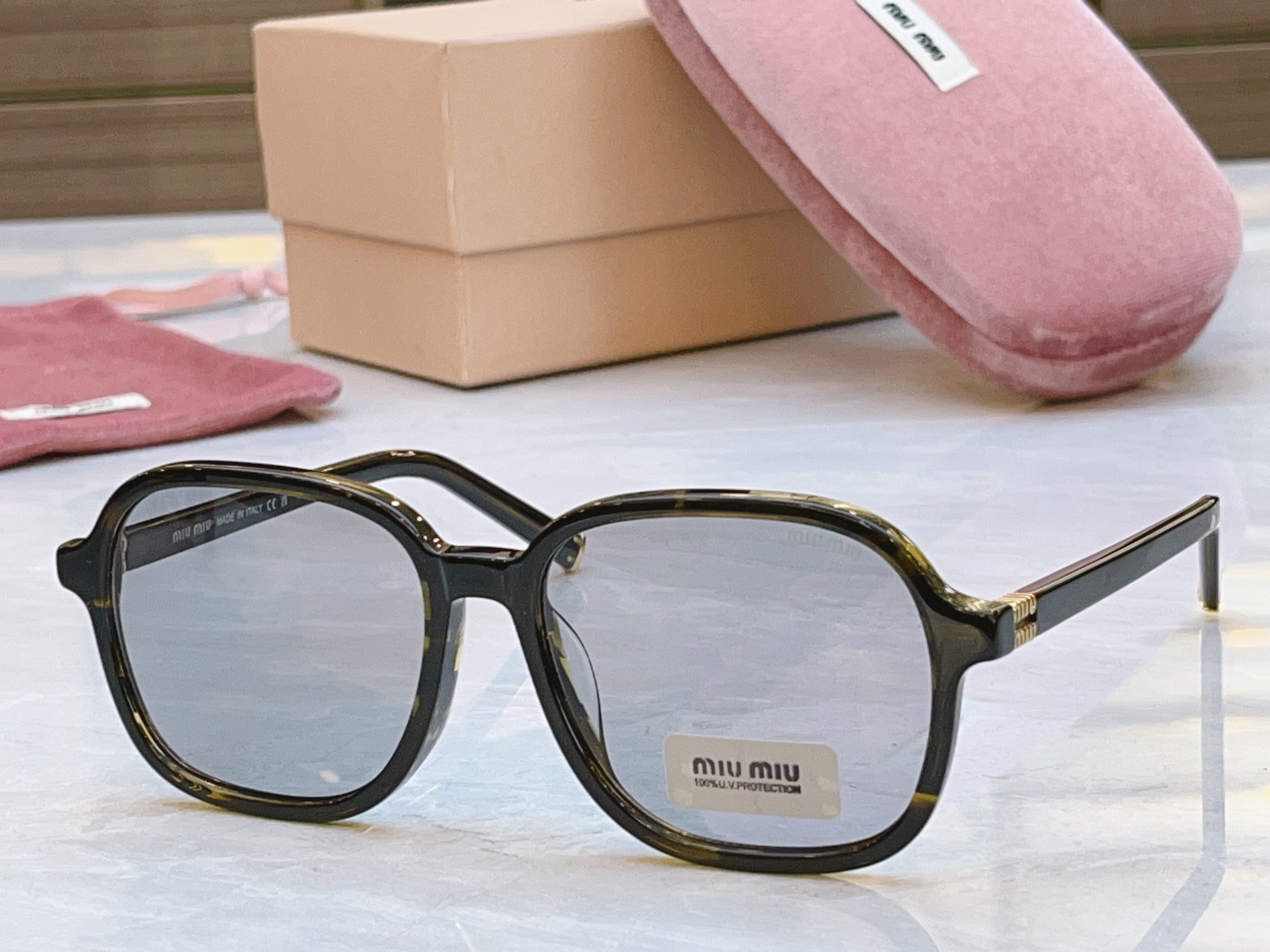 ，【MIUMI*】缪*缪新款太阳镜🕶️，Mod:MU B01S SIZE:55口18-145