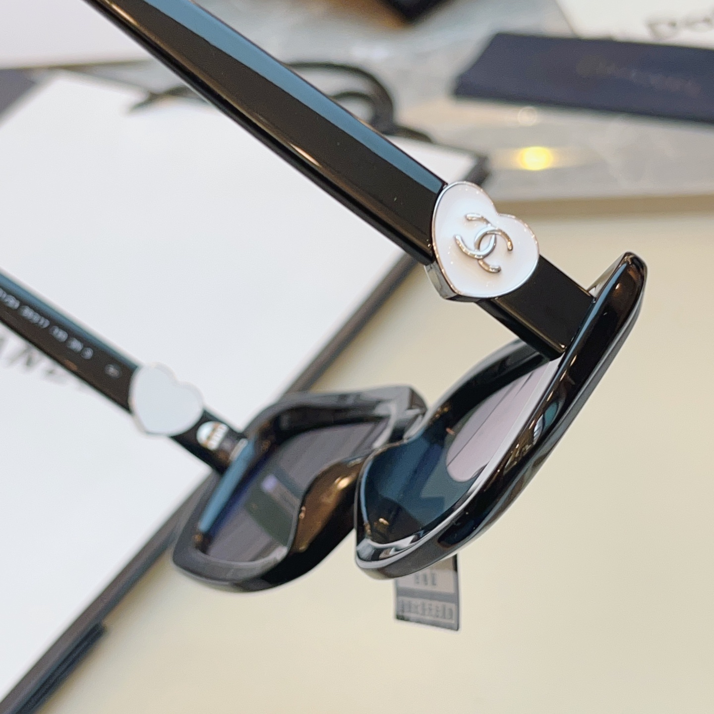 ，【CHANE*】香奈*儿新款太阳镜🕶️ 高版本✨，MODEL：CH5520-A，SIZE：56口17-