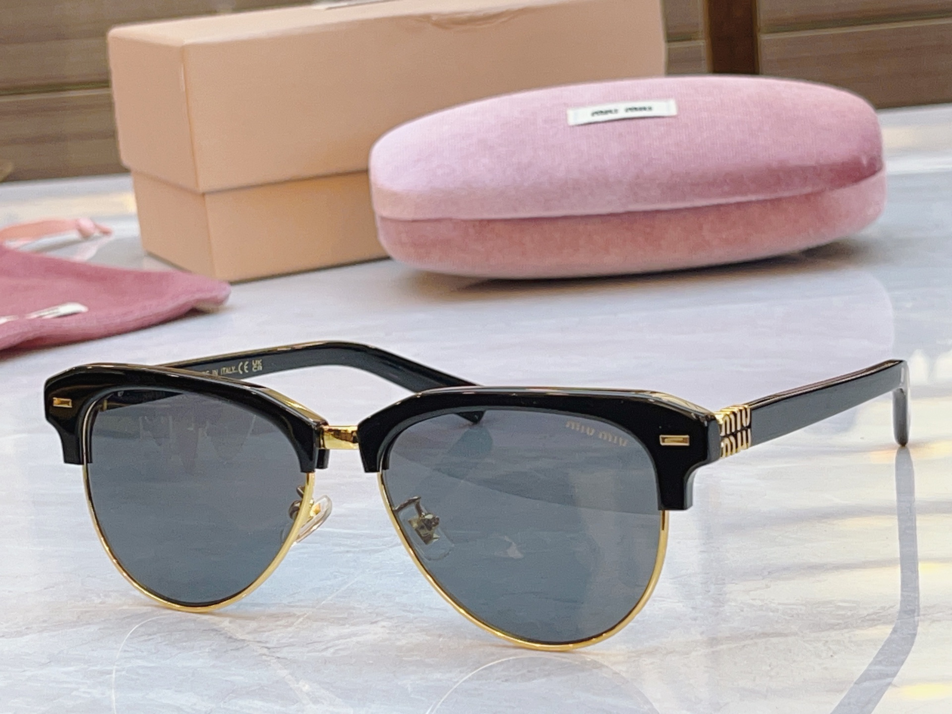 ，【MIUMI*】缪*缪新款太阳镜🕶️，Mod:VMU 11ZS，SIZE:57口16-145