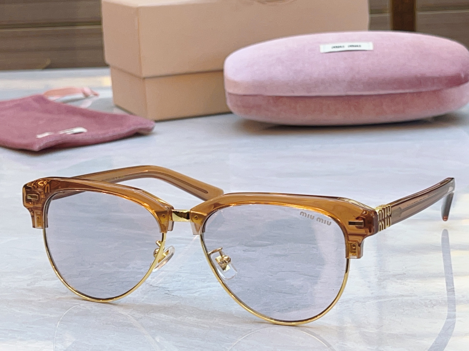 ，【MIUMI*】缪*缪新款太阳镜🕶️，Mod:VMU 11ZS，SIZE:57口16-145