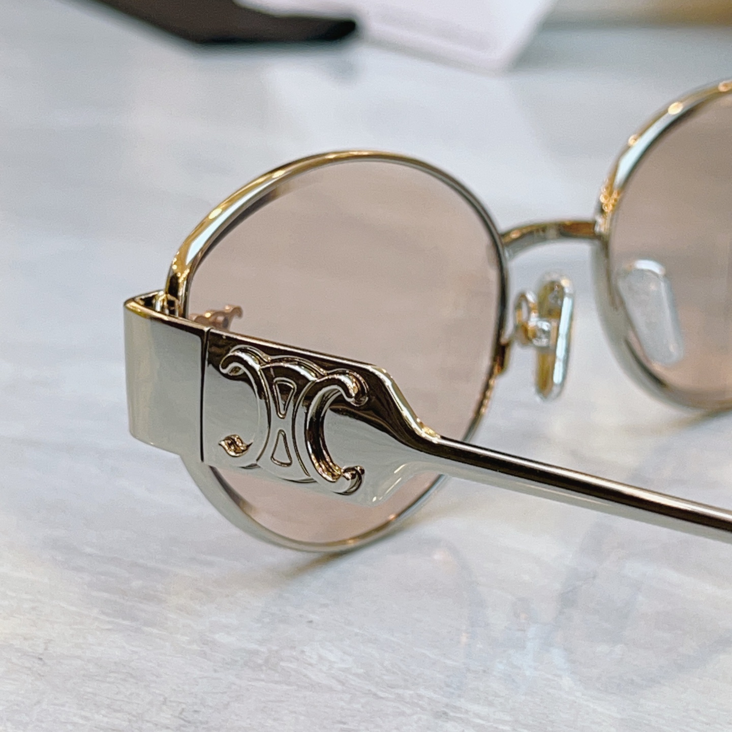 ，【CELIN*】赛*琳新款太阳镜， MODEL:CL1572LU ，SIZE: 56口18-145