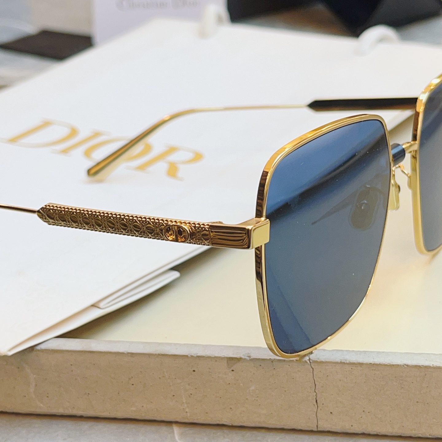 ，【DIO* 】迪*奥新款太阳镜🕶️，高版本 18K金电镀✨MODEL：DiorCannage S1U，